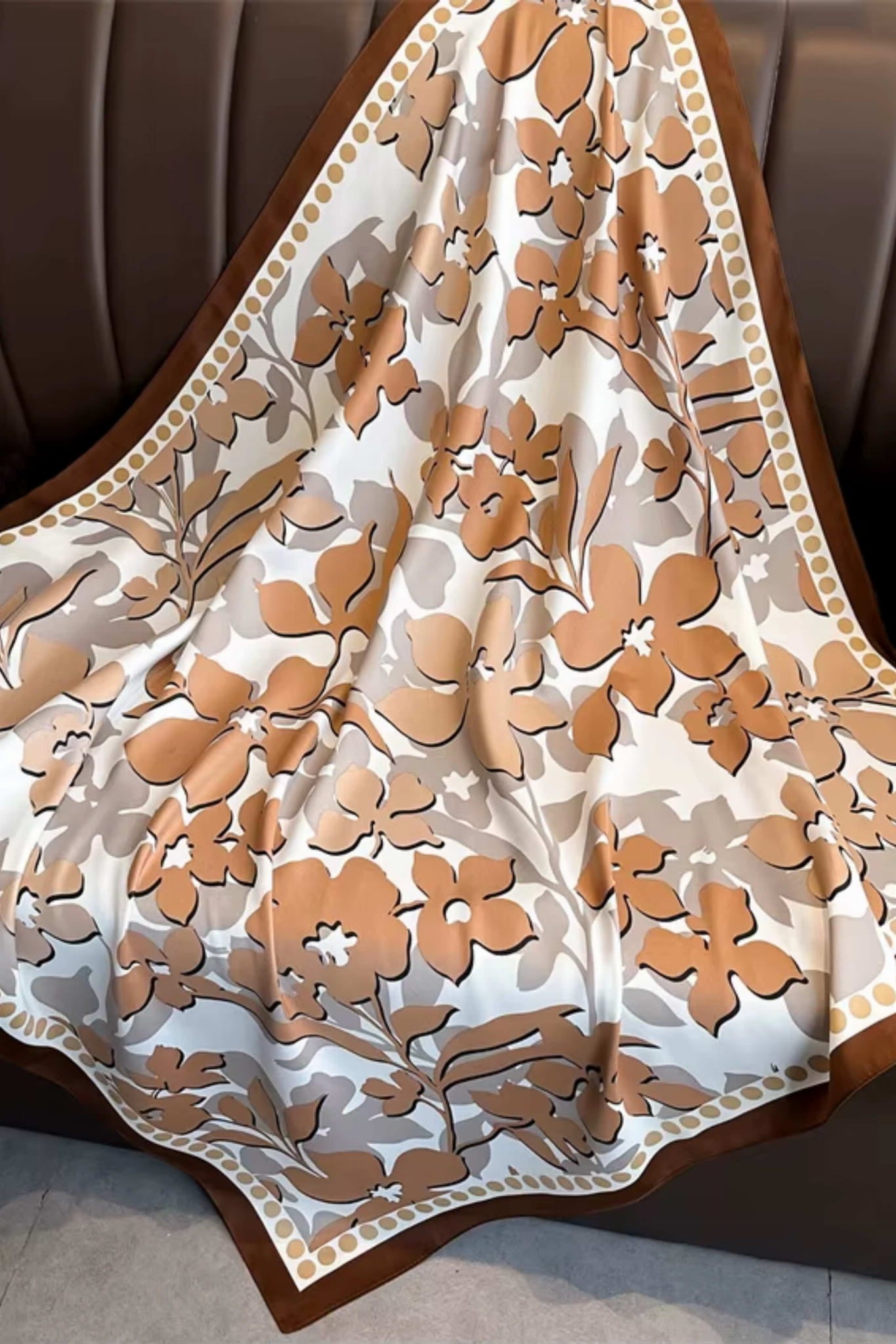 Detal wzoru kwiatowego na apaszce „Beżowy Blask” z imitacji jedwabiu | KAMEA | Spironik.pl