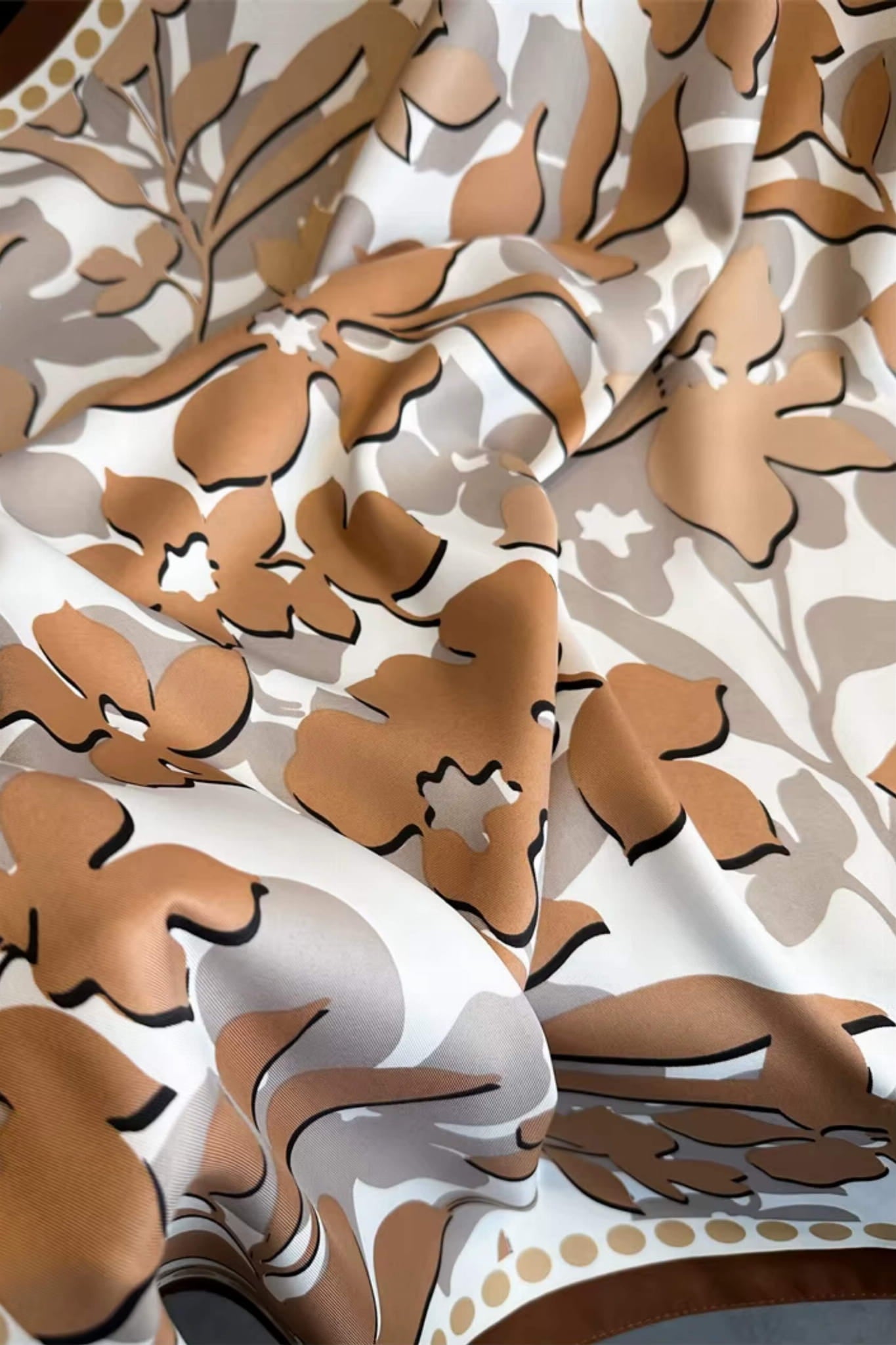 Wymiary apaszki „Beżowy Blask” wynoszą 90x90 cm, wykonana z przyjemnej imitacji jedwabiu | KAMEA | Spironik.pl