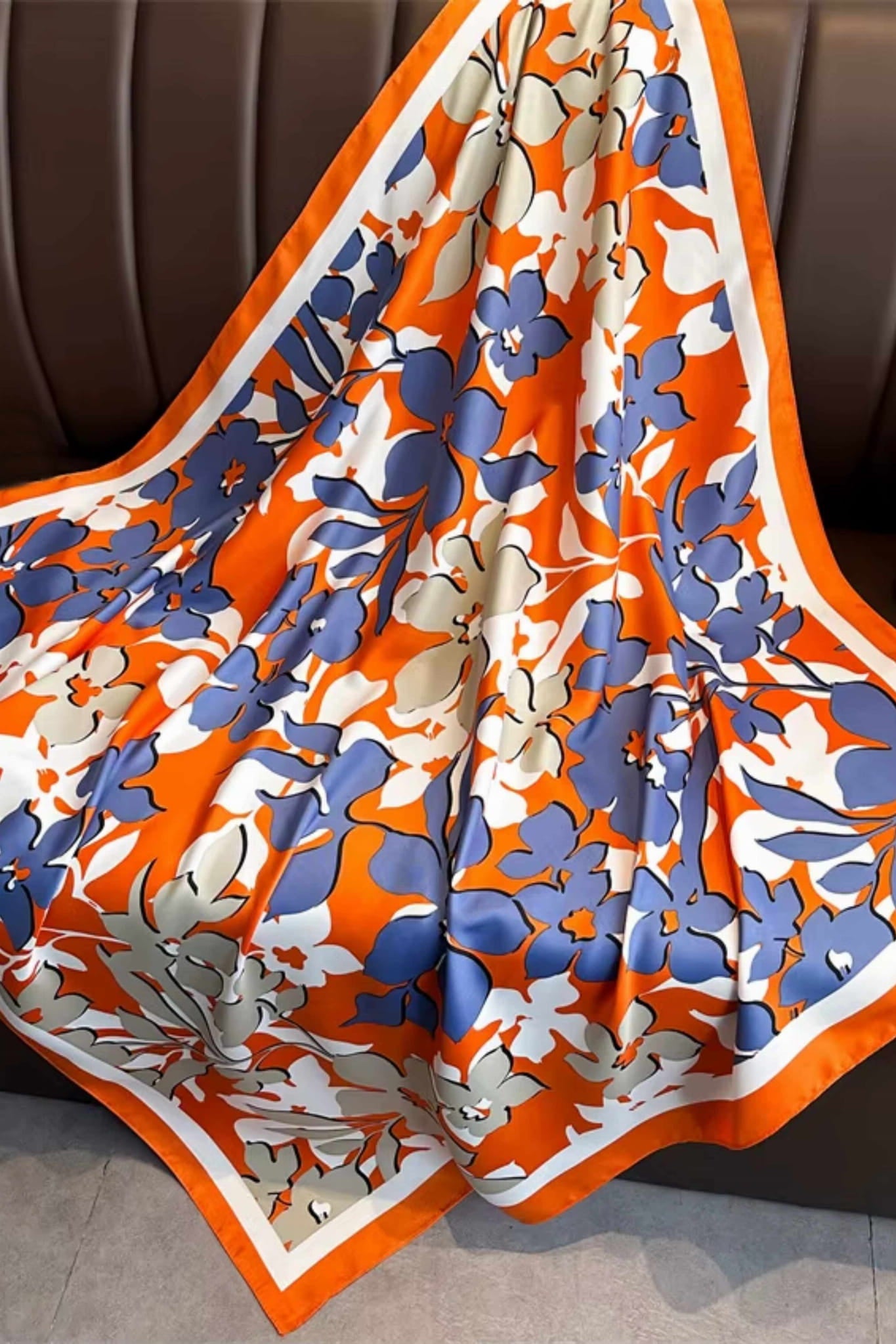 Detal apaszki „Pomarańczowy Ogród” ukazujący miękką fakturę imitacji jedwabiu | KAMEA | Spironik.pl