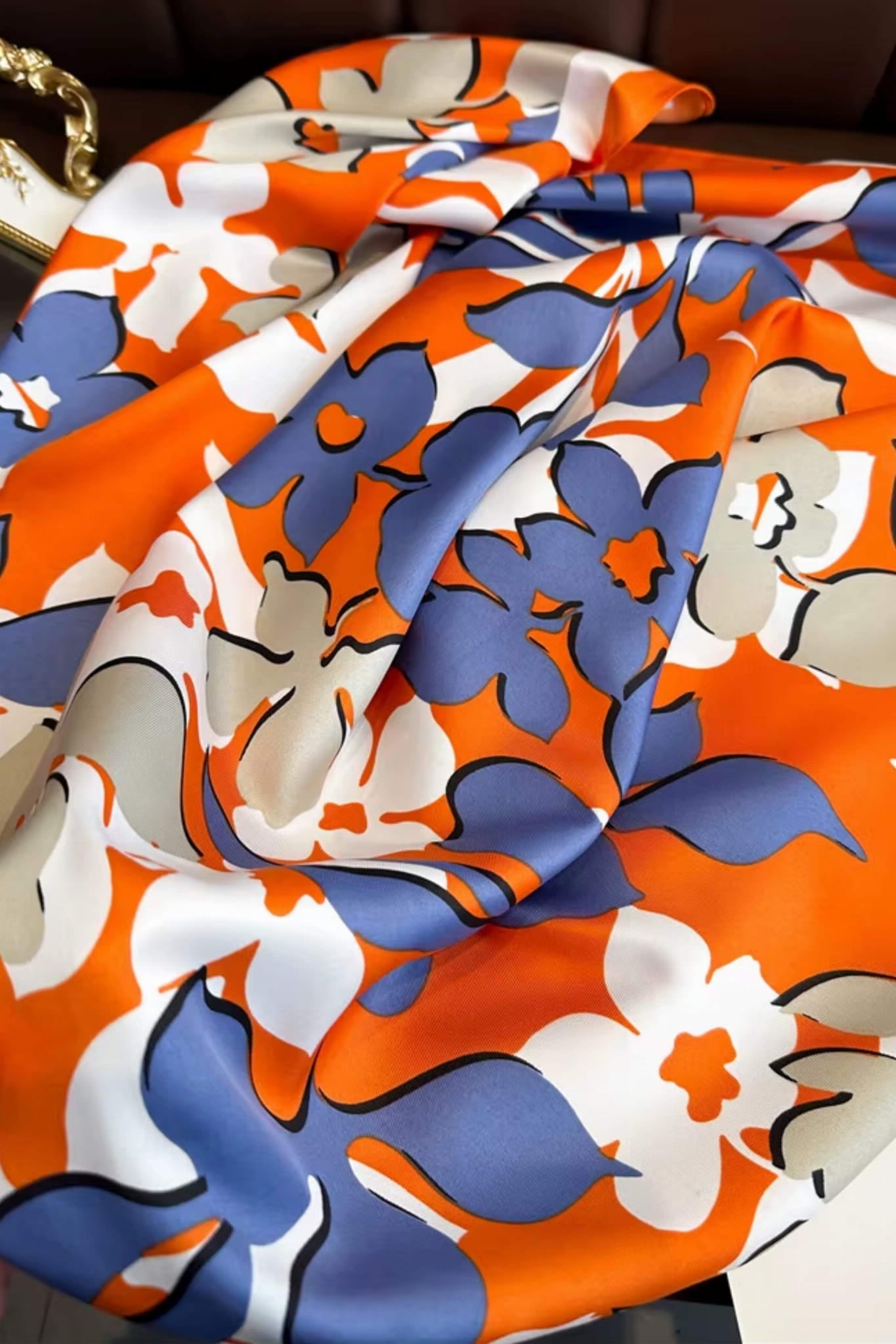 Apaszka w użyciu, stylowo związana na szyi, dodająca energii każdej stylizacji | KAMEA | Spironik.pl