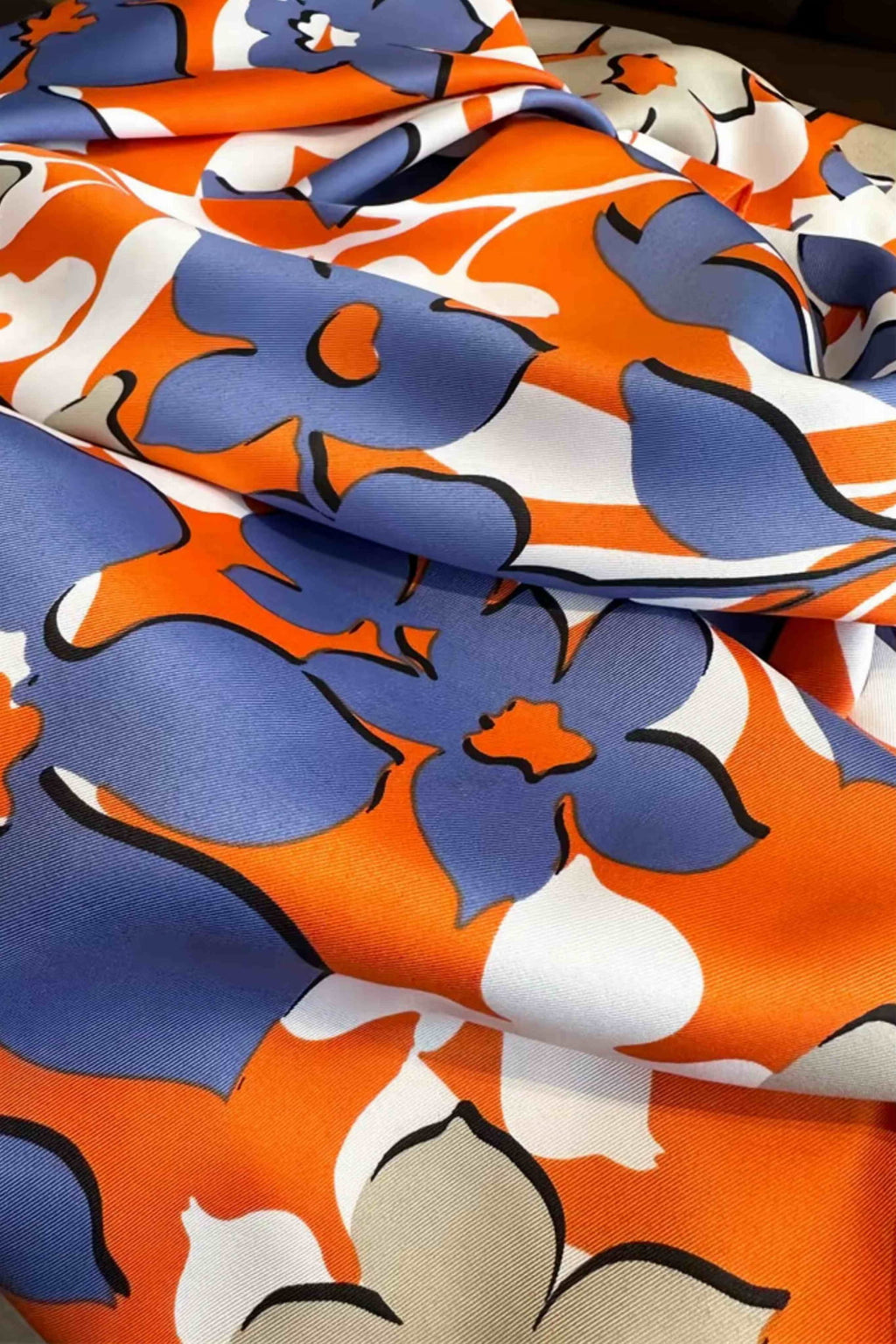 Widok z boku apaszki 90x90 cm, podkreślający jej elegancki, retro design | KAMEA | Spironik.pl