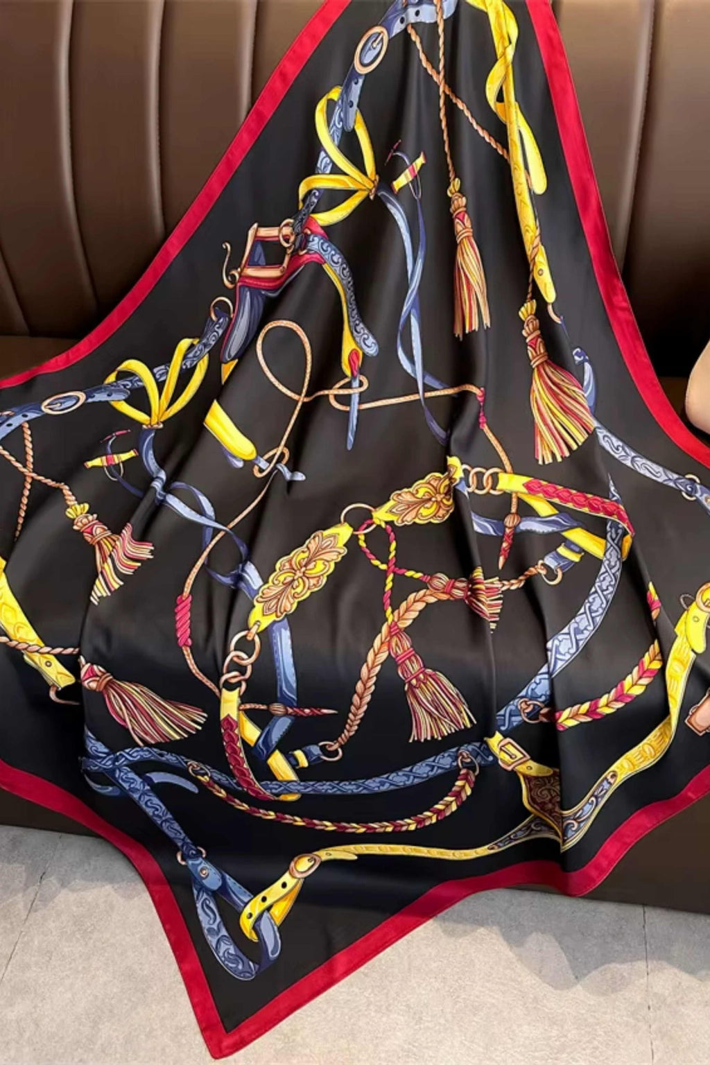 Detal apaszki „Czarna Klasyka” ukazujący bogaty wzór uprzęży i metalicznych detali | KAMEA | Spironik.pl