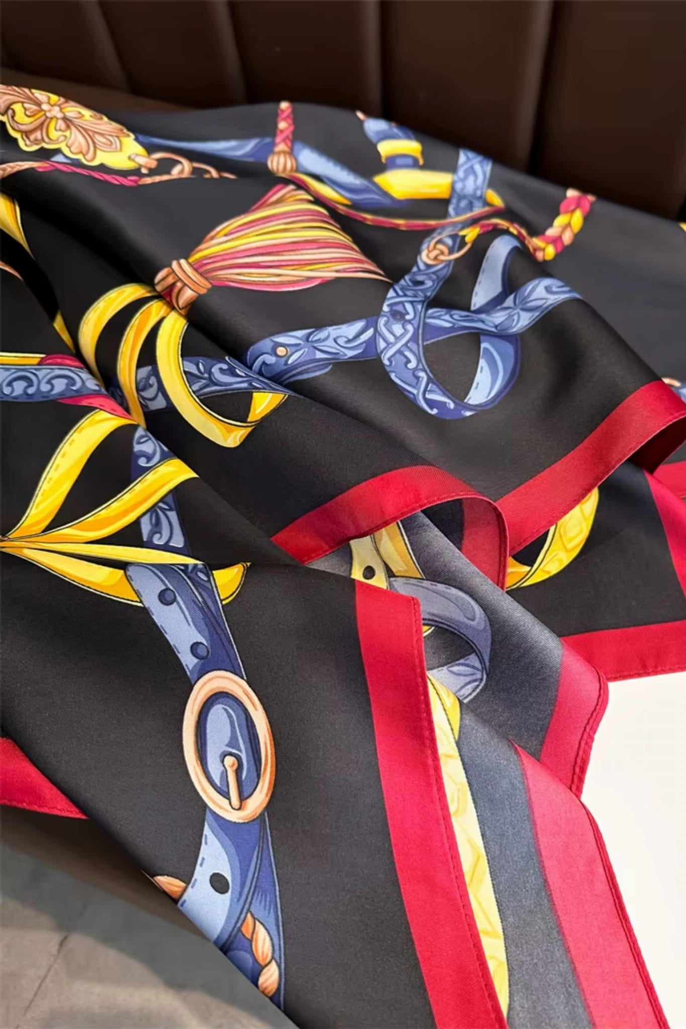 Apaszka w użyciu, stylowo związana na szyi, idealna do casualowych i eleganckich stylizacji | KAMEA | Spironik.pl