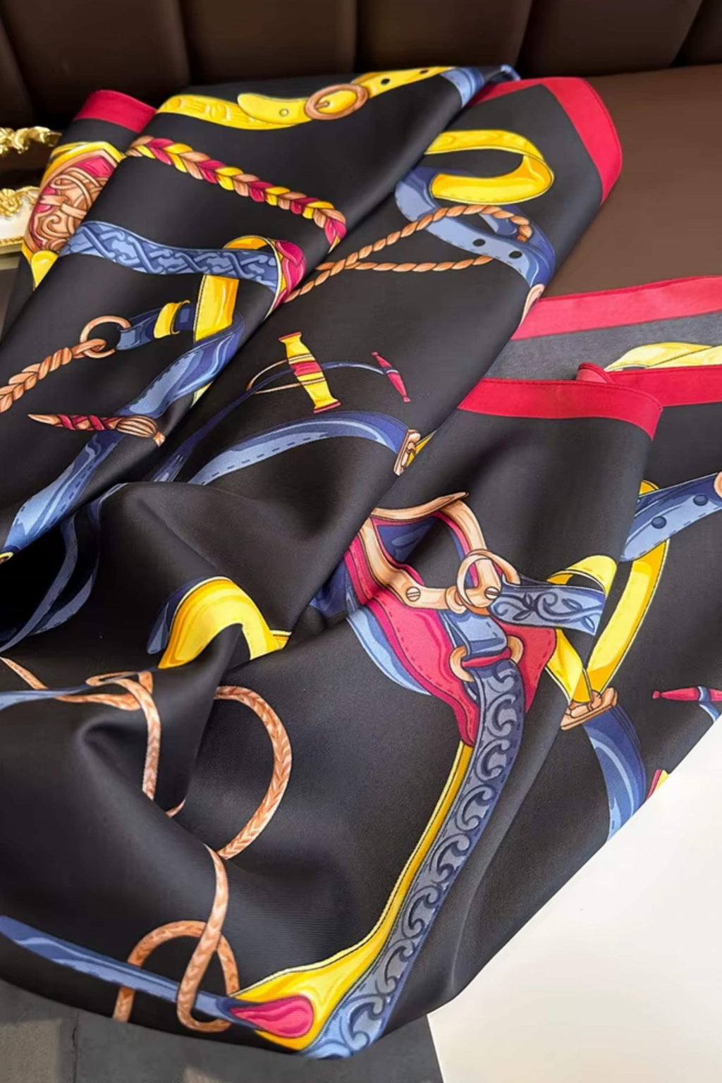 Widok z boku apaszki „Czarna Klasyka” z miękkiej imitacji jedwabiu, prezentującej się w pełnej okazałości | KAMEA | Spironik.pl