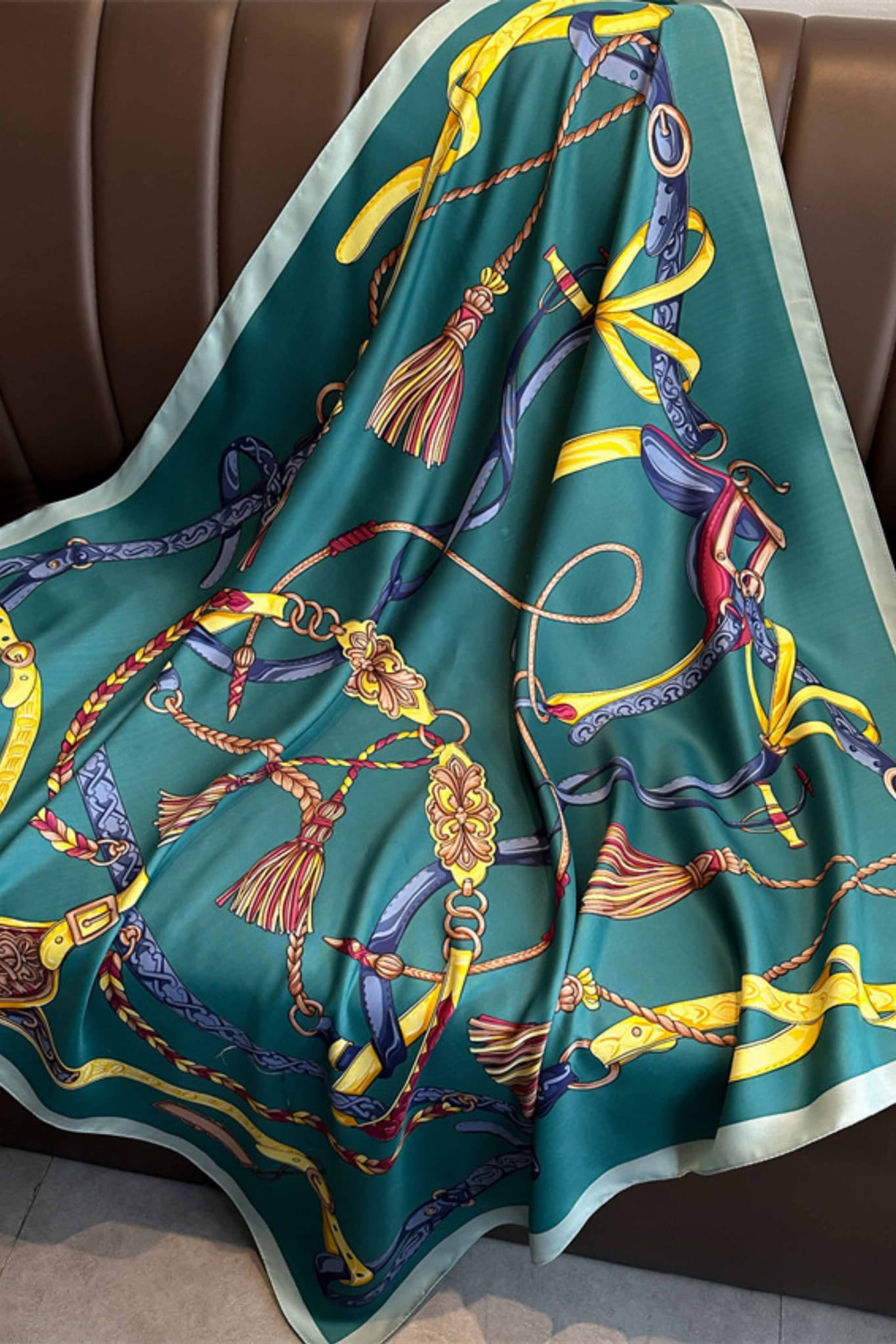 Apaszka 90x90 cm w szmaragdowej zieleni, idealna do klasycznych stylizacji na każdą porę roku | KAMEA | Spironik.pl