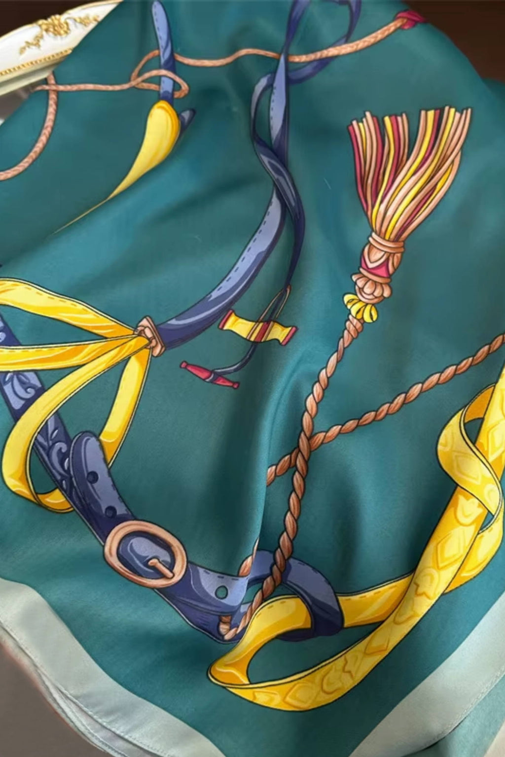 Apaszka damska w użyciu, noszona na szyi, dodająca elegancji i lekkości całej stylizacji | KAMEA | Spironik.pl