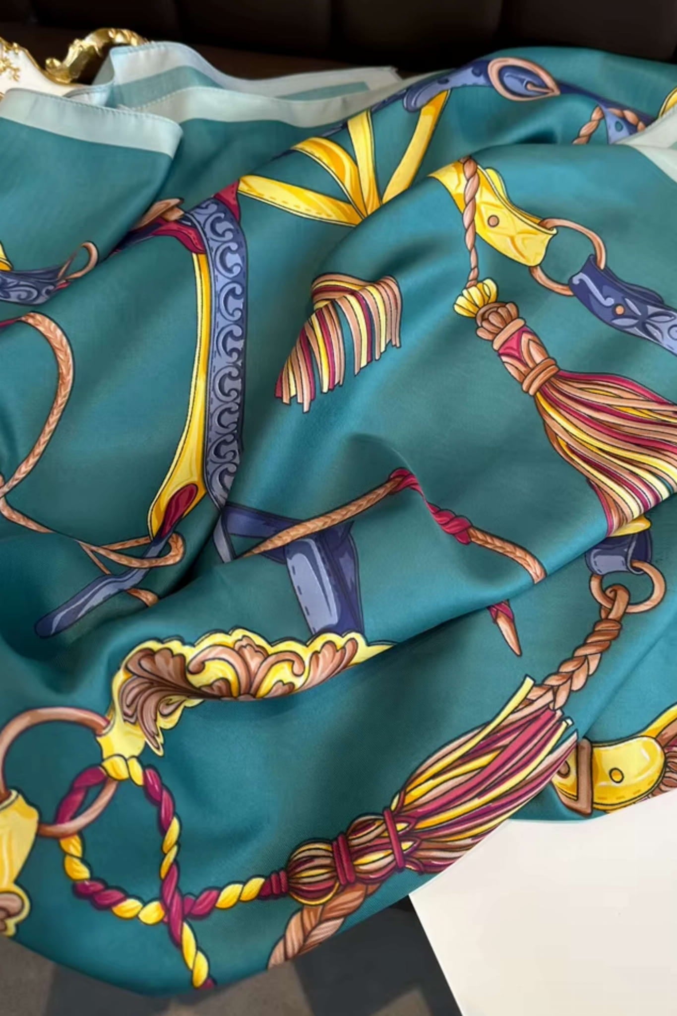 Bok apaszki „Szmaragdowy Blask” z widoczną fakturą imitacji jedwabiu i bogatym wzorem | KAMEA | Spironik.pl