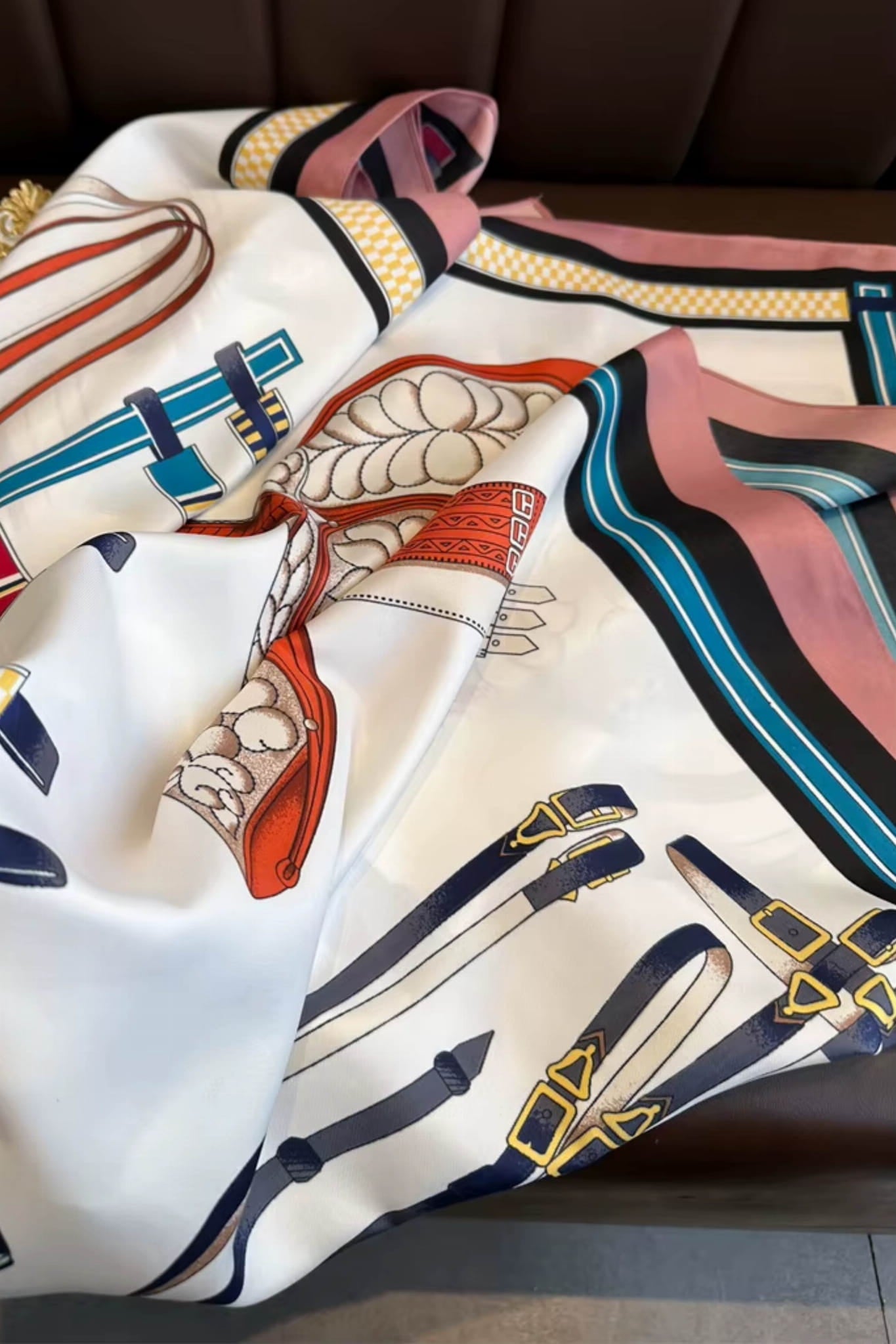 Apaszka w klasycznym rozmiarze 90x90 cm, idealna do noszenia na szyi lub jako dodatek do torebki | KAMEA | Spironik.pl