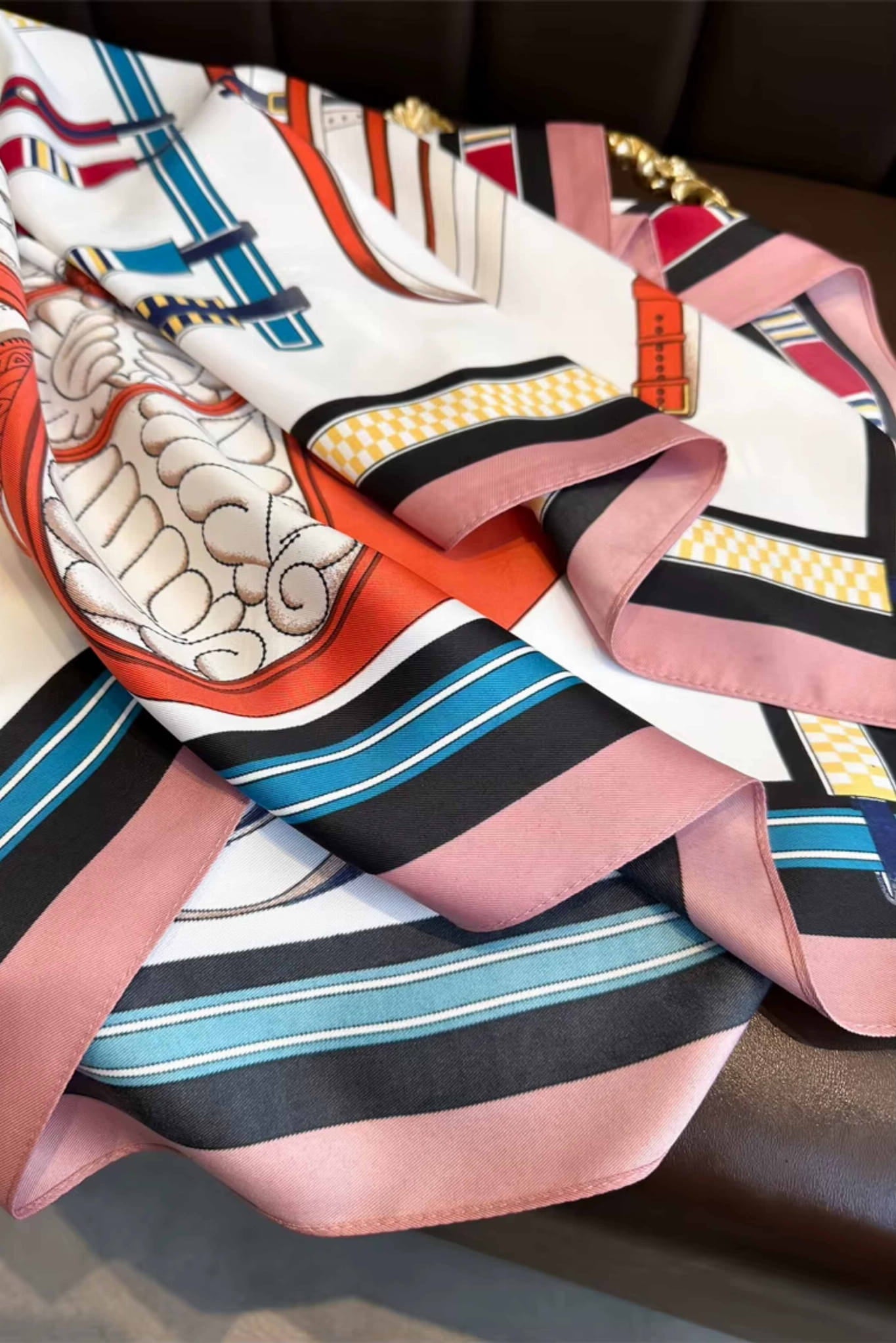 Zbliżenie na fakturę tkaniny imitującej jedwab, podkreślającej wysoką jakość apaszki | KAMEA | Spironik.pl