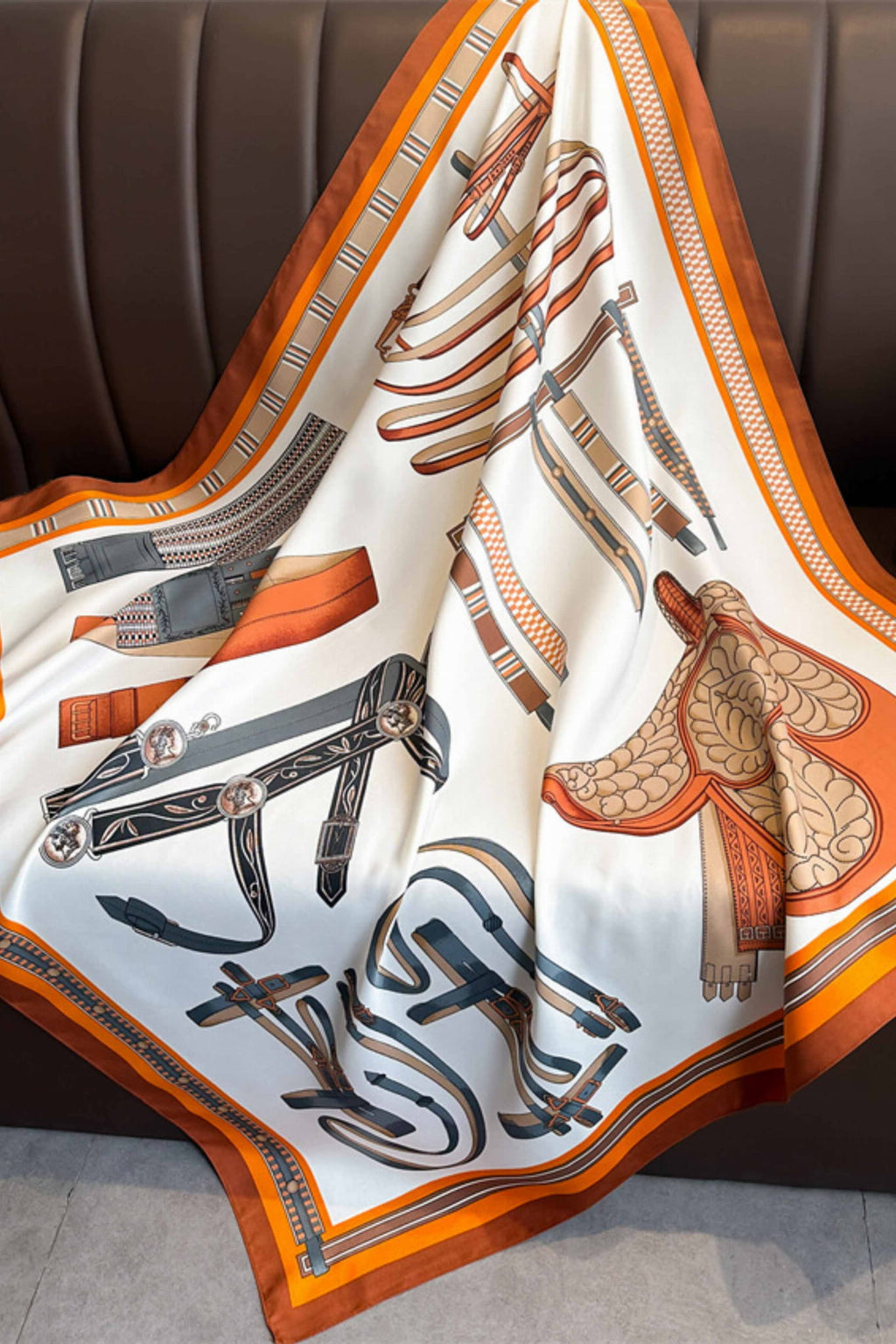 Detal apaszki „Jeździecki Styl” ukazujący elegancki wzór inspirowany jeździectwem | KAMEA | Spironik.pl