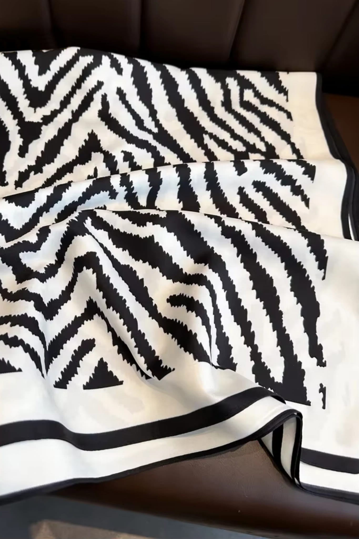 Apaszka „Zebra Chic” stylowo ułożona na szyi, dodająca elegancji i charakteru | KAMEA | Spironik.pl