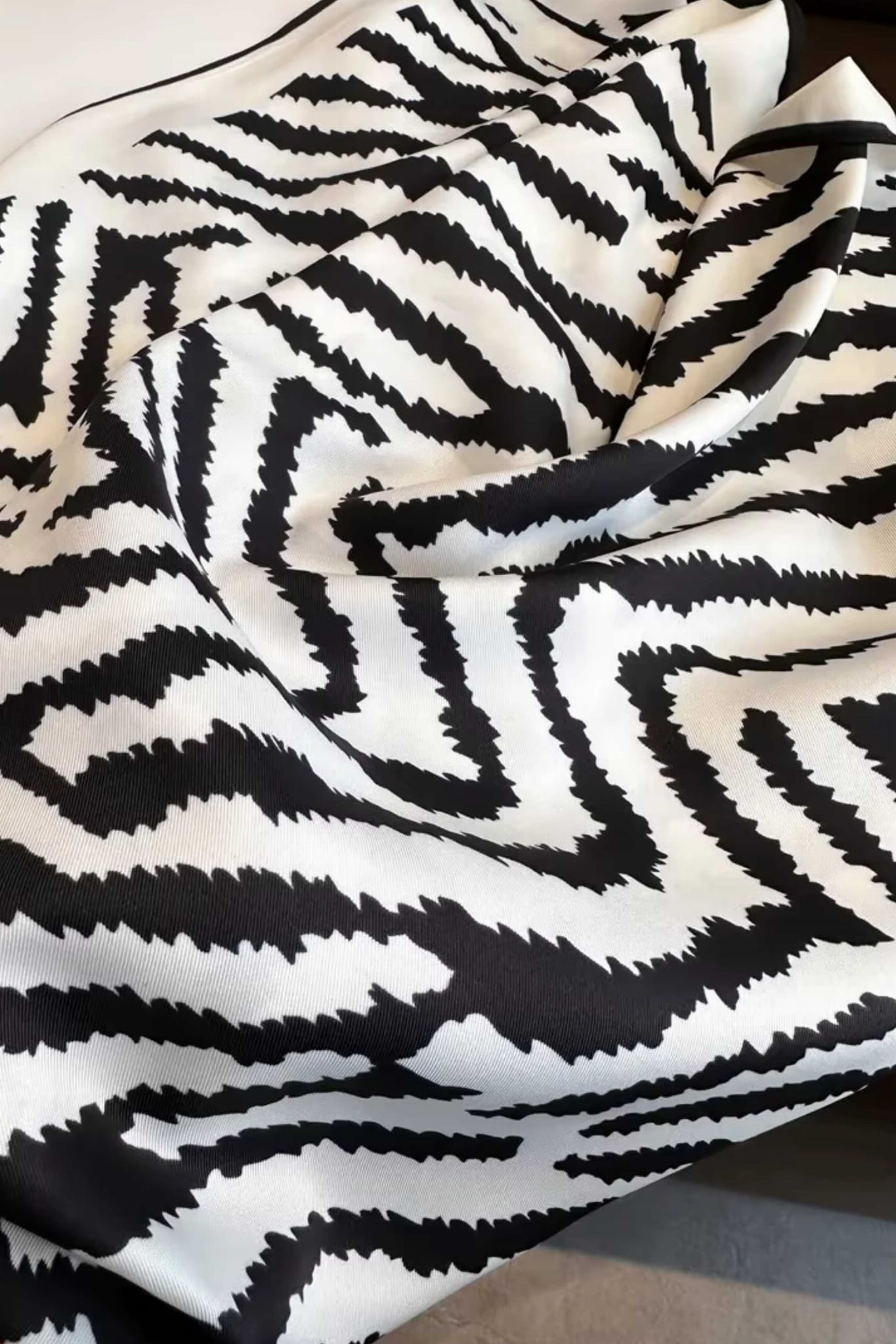 Widok apaszki z boku, prezentujący kontrastowe połączenie czerni i bieli | KAMEA | Spironik.pl