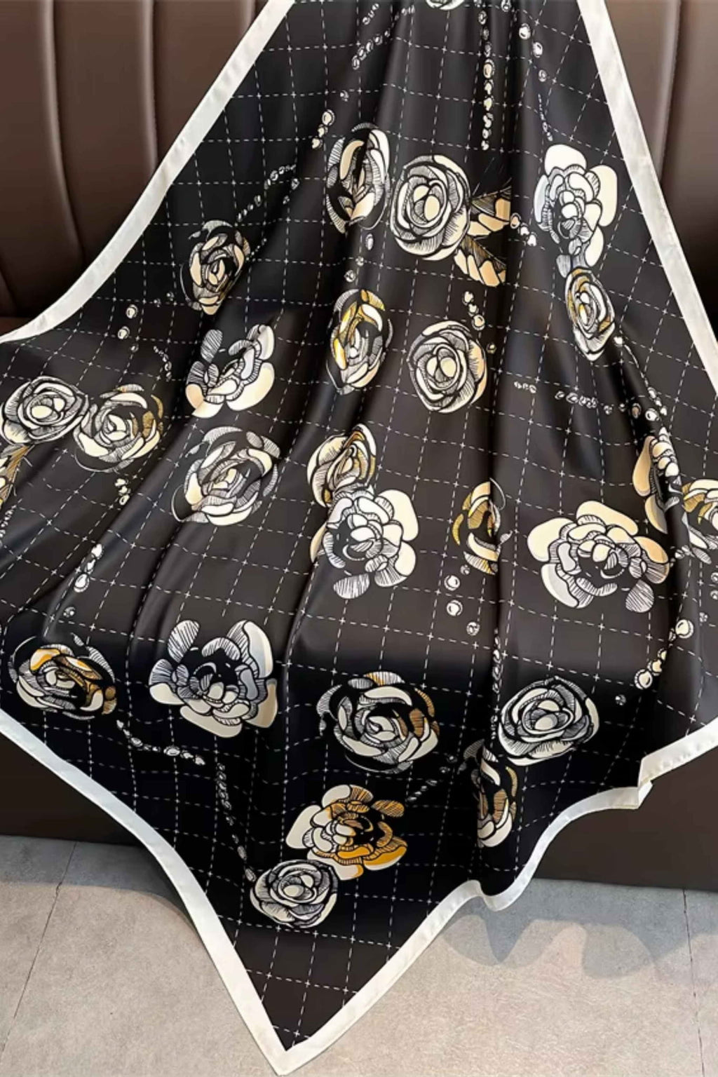 Elegancka apaszka w stylu nowoczesnym, idealna do codziennych i eleganckich stylizacji | KAMEA | Spironik.pl