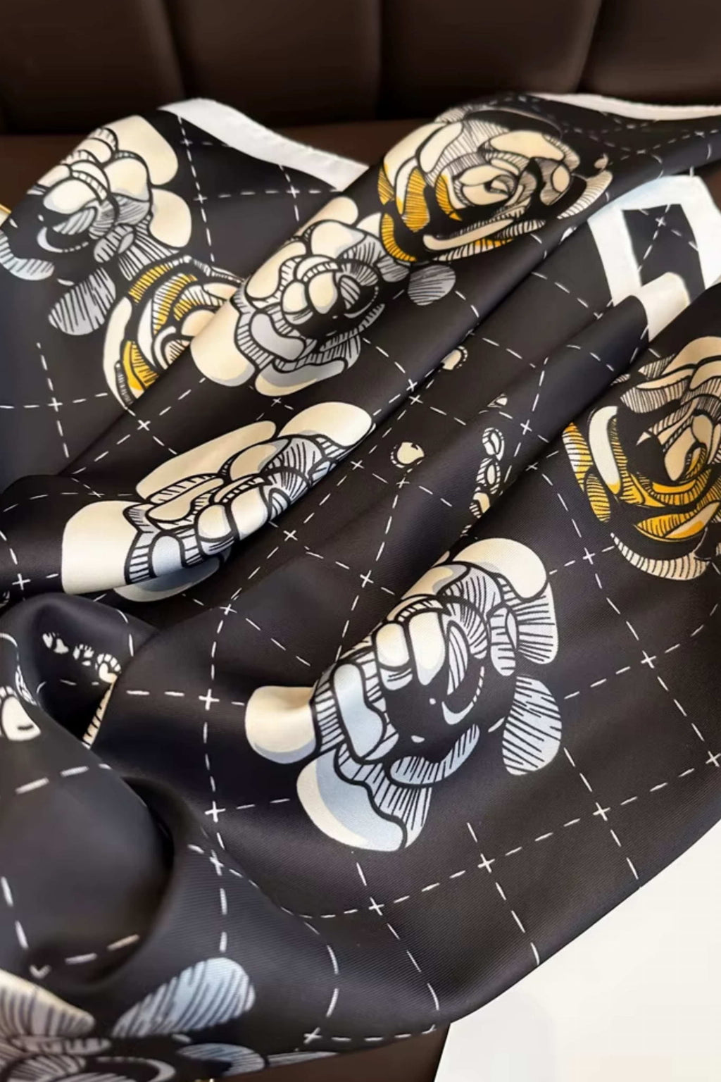 Apaszka „Czarna Róża” w użyciu, efektownie ułożona na szyi modelki | KAMEA | Spironik.pl