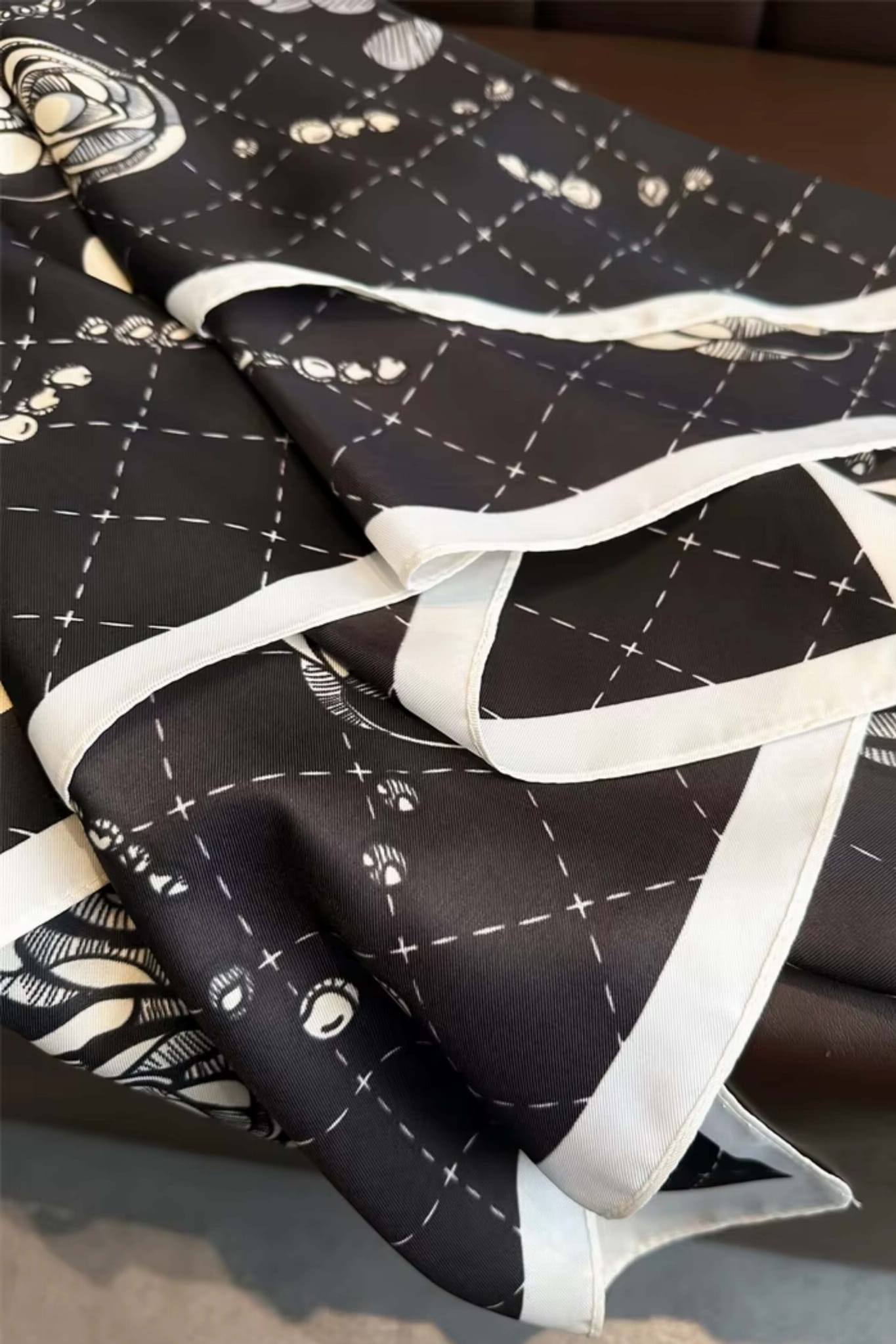 Wymiary apaszki 90x90 cm, doskonałe do noszenia z płaszczem lub sukienką | KAMEA | Spironik.pl