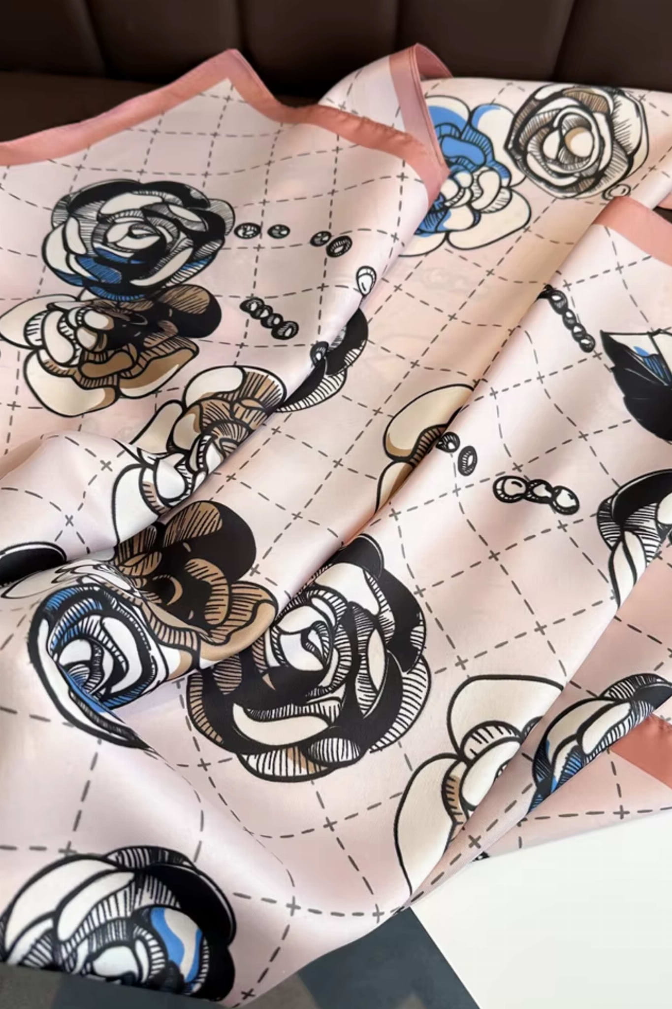 Przód apaszki „Pudrowa Róża” z eleganckim wzorem w odcieniach różu, czerni i błękitu | KAMEA | Spironik.pl