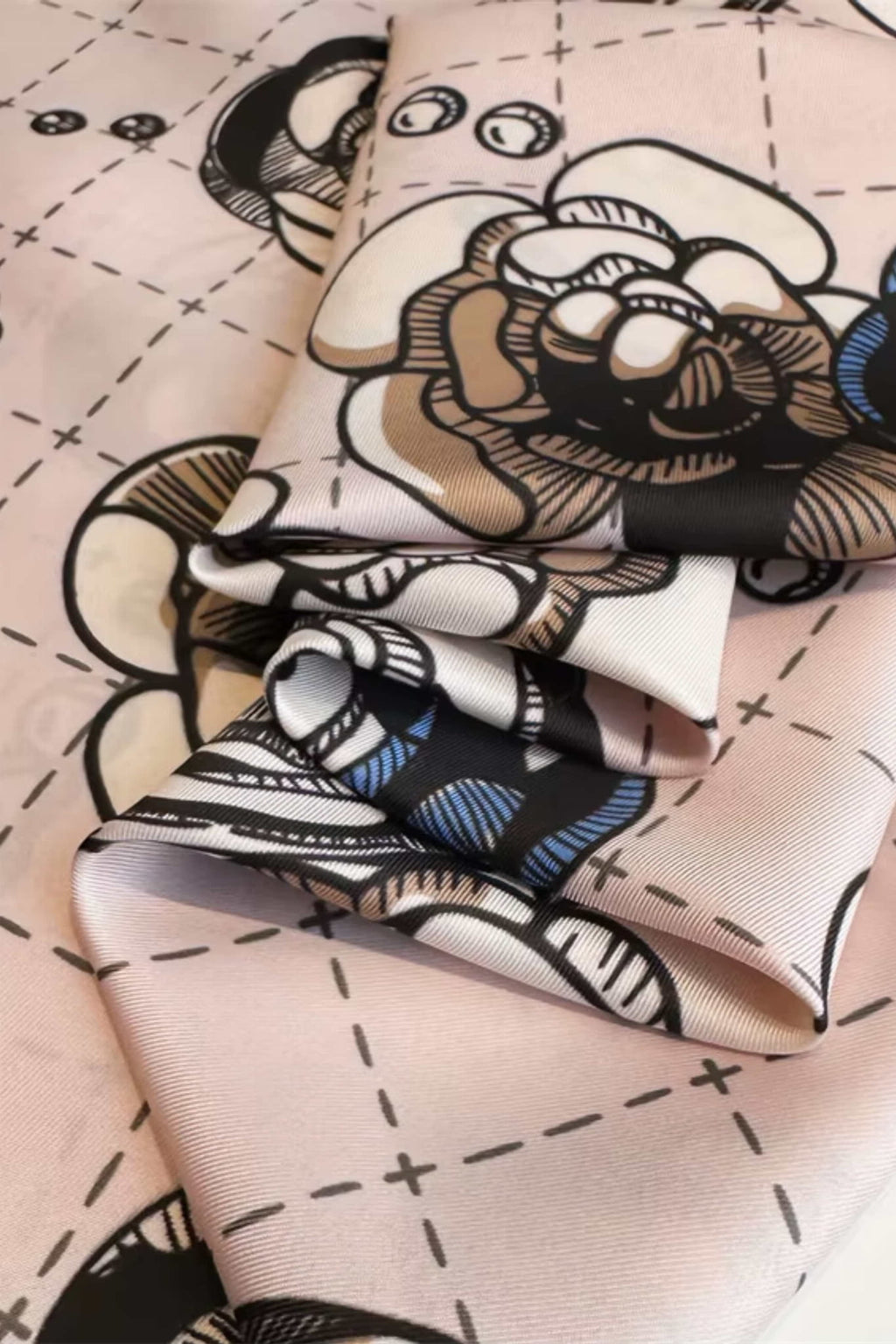 Apaszka w użyciu, stylowo zestawiona z białą koszulą i płaszczem, idealna na różne okazje | KAMEA | Spironik.pl