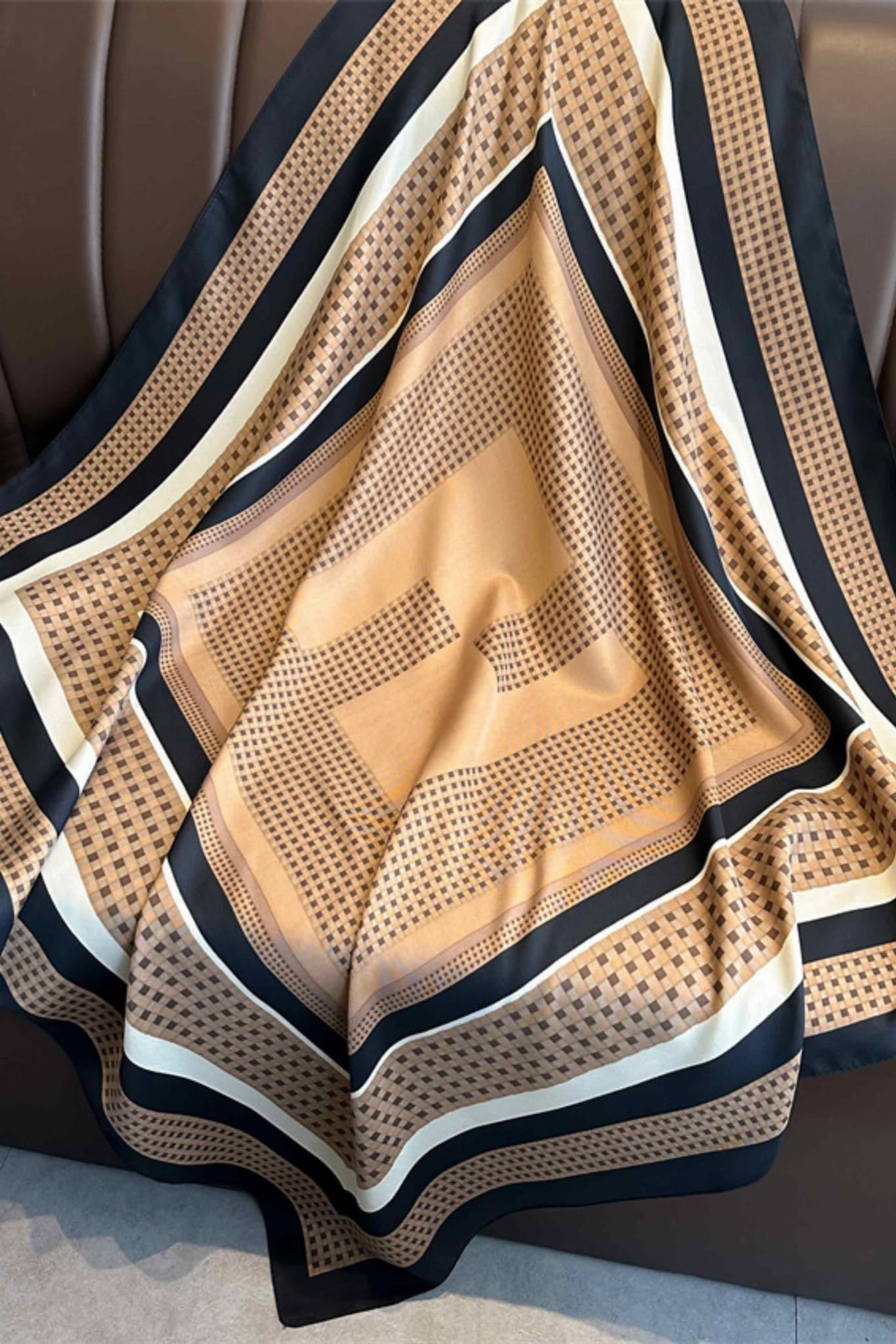 Detal apaszki „Beżowa Harmonia” ukazujący subtelną fakturę imitacji jedwabiu w odcieniach kremowych | KAMEA | Spironik.pl