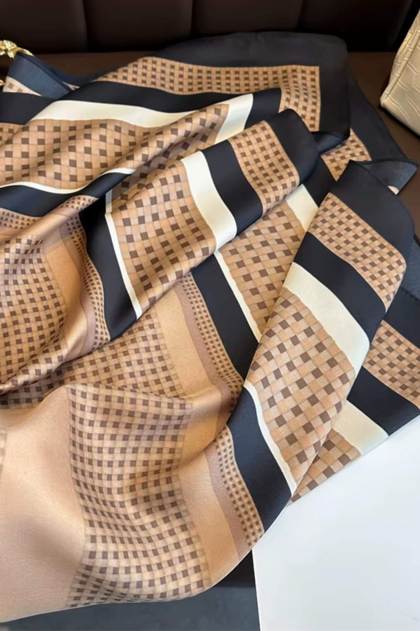 Apaszka o wymiarach 90x90 cm, idealna do noszenia na szyi lub jako dodatek do torebki | KAMEA | Spironik.pl