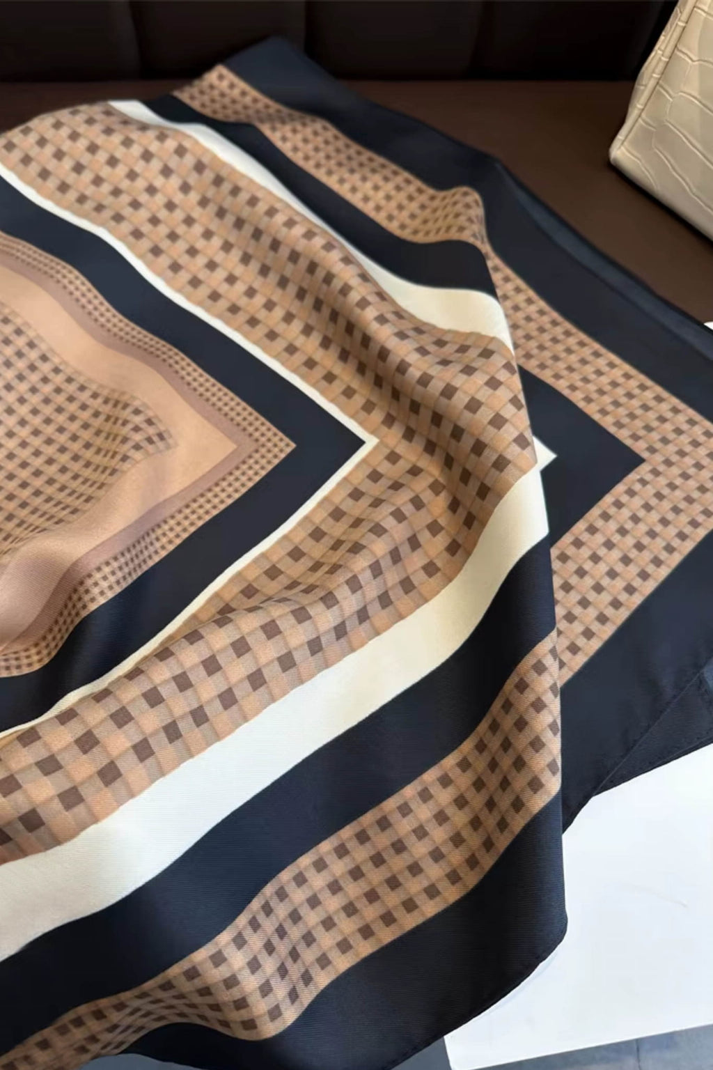 Klasyczny geometryczny wzór apaszki „Beżowa Harmonia” w beżowych i czarnych tonacjach | KAMEA | Spironik.pl