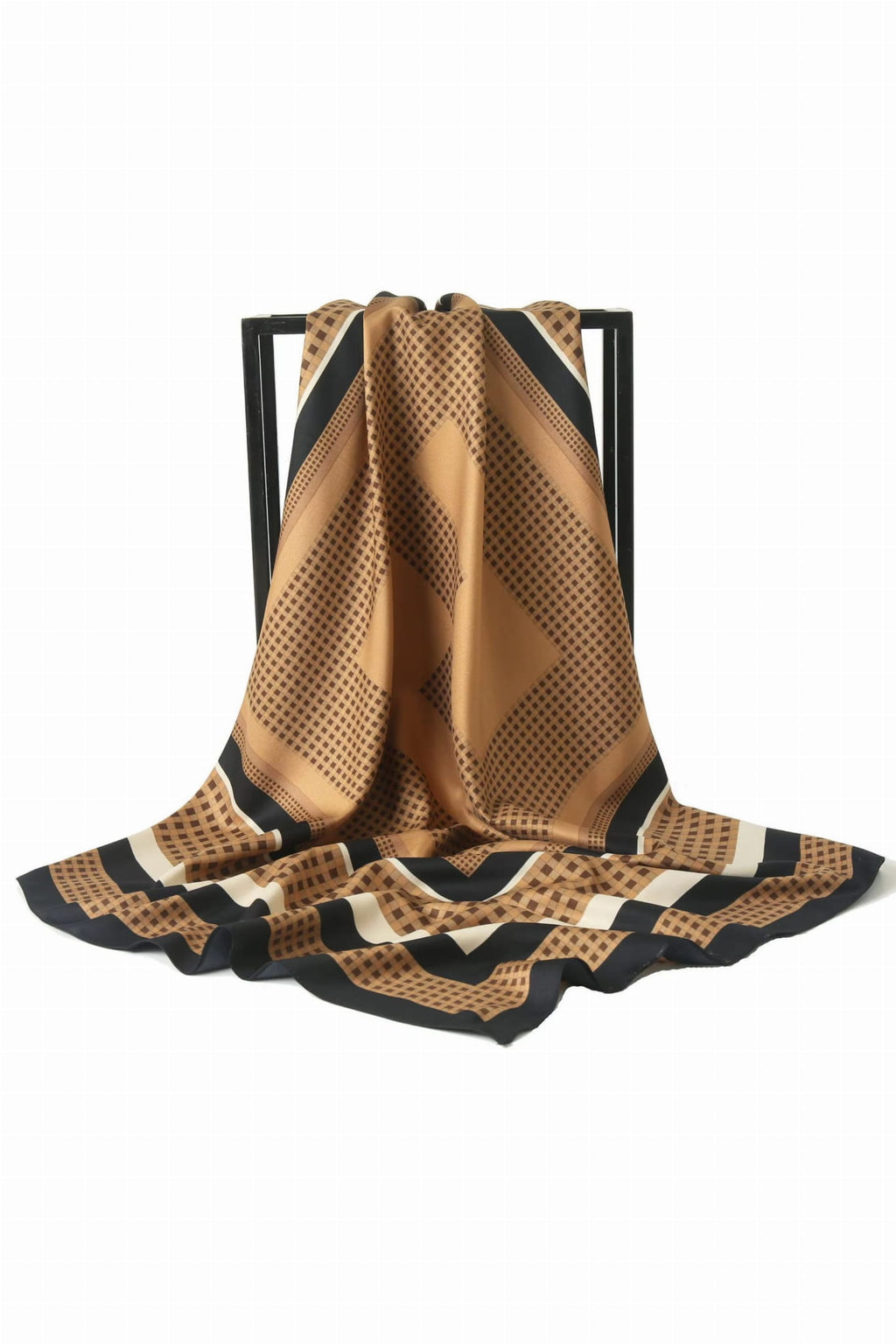 Apaszka w użyciu, stylowo związana na głowie, dodająca elegancji codziennej stylizacji | KAMEA | Spironik.pl