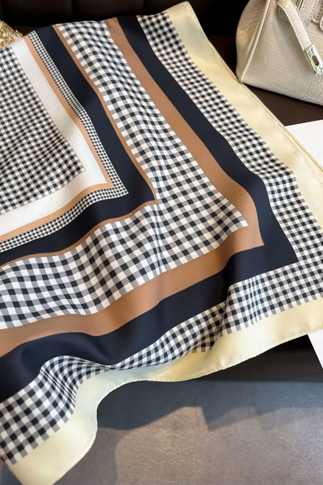 Apaszka w neutralnych odcieniach beżu, czerni i kremu, doskonała do codziennych i formalnych stylizacji | KAMEA | Spironik.pl