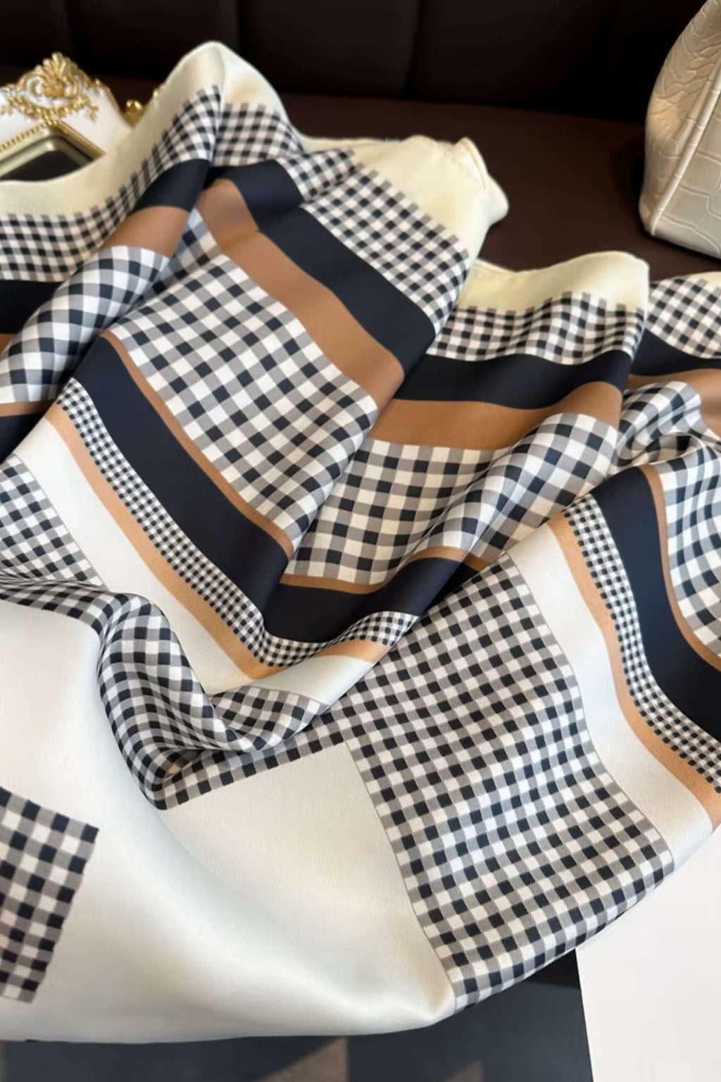 Apaszka 90x90 cm w użyciu jako dodatek do włosów, podkreślająca elegancję i styl użytkowniczki | KAMEA | Spironik.pl