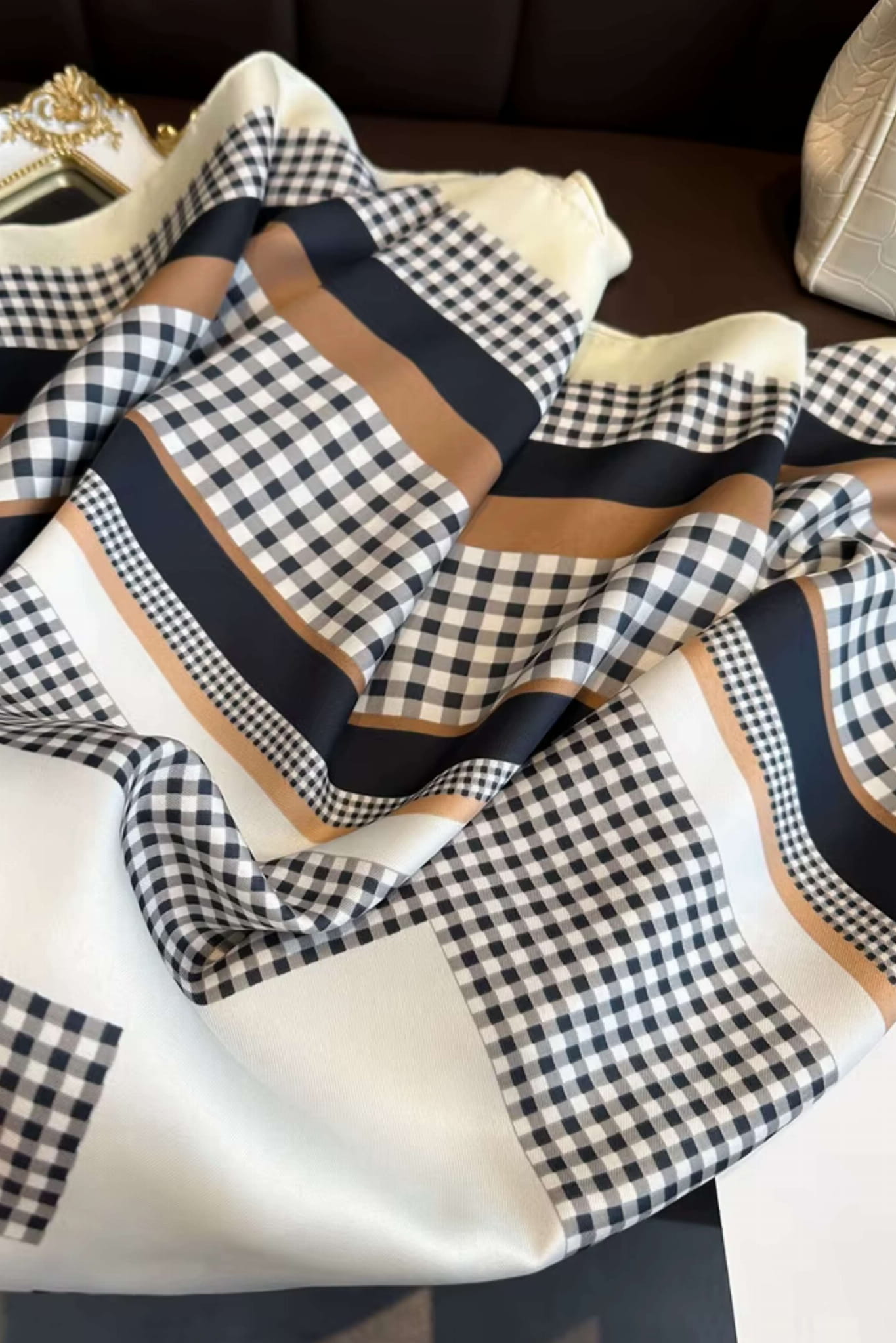 Apaszka 90x90 cm w użyciu jako dodatek do włosów, podkreślająca elegancję i styl użytkowniczki | KAMEA | Spironik.pl