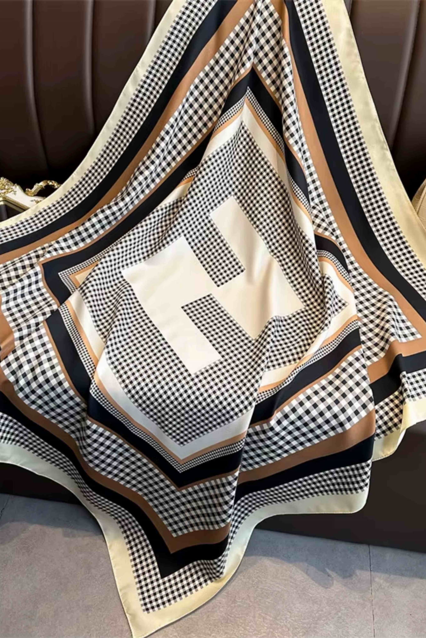 Detal wzoru kratki i litery H na apaszce „Klasyczne H”, wykonanej z wysokiej jakości poliestru | KAMEA | Spironik.pl