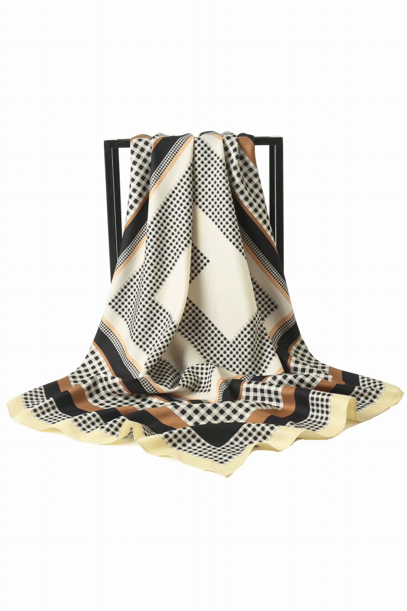 Boczny widok apaszki „Klasyczne H”, ukazujący miękkość materiału imitującego jedwab | KAMEA | Spironik.pl