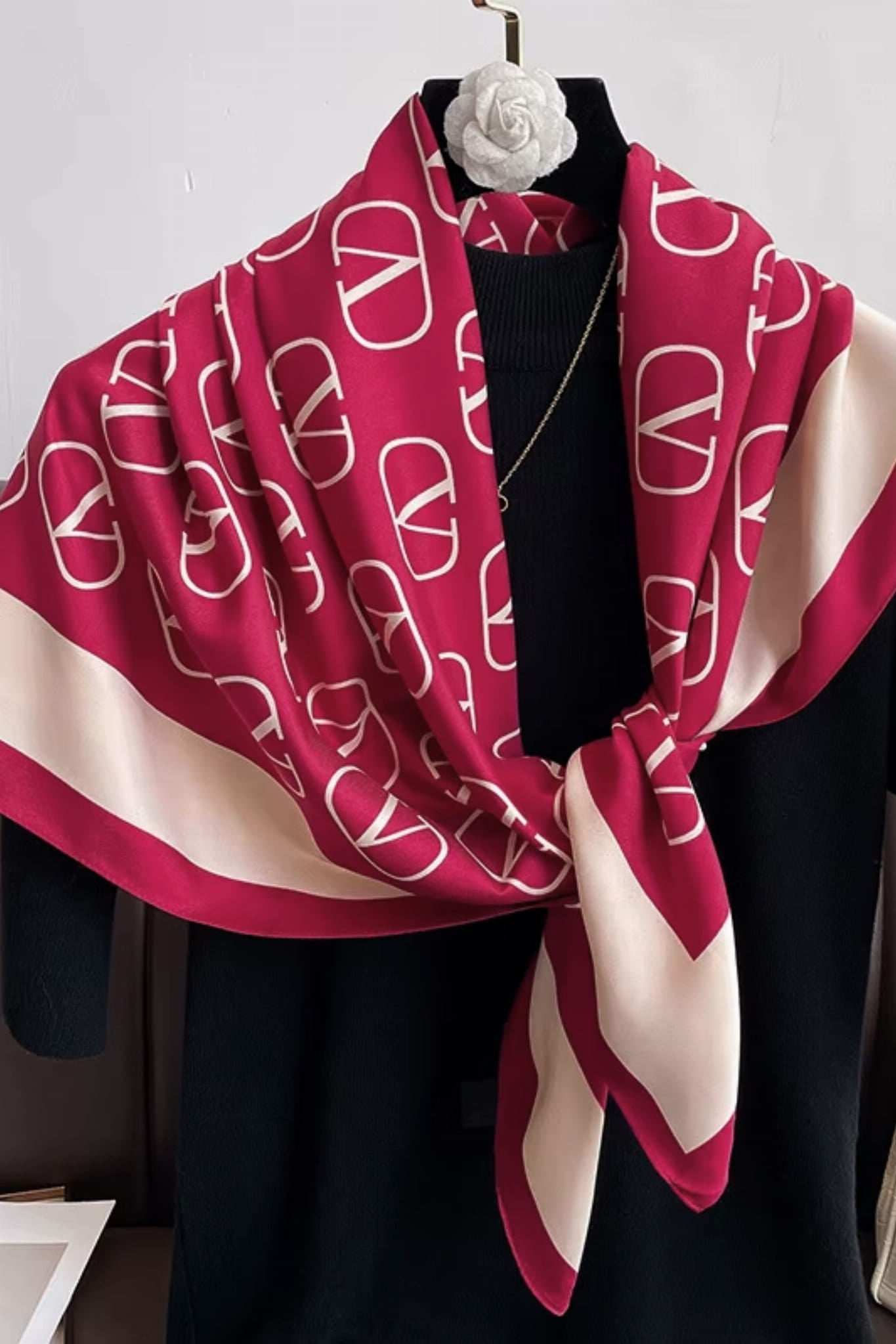 Apaszka w użyciu jako ozdoba szyi, w eleganckiej stylizacji z czerwonym akcentem | KAMEA | Spironik.pl