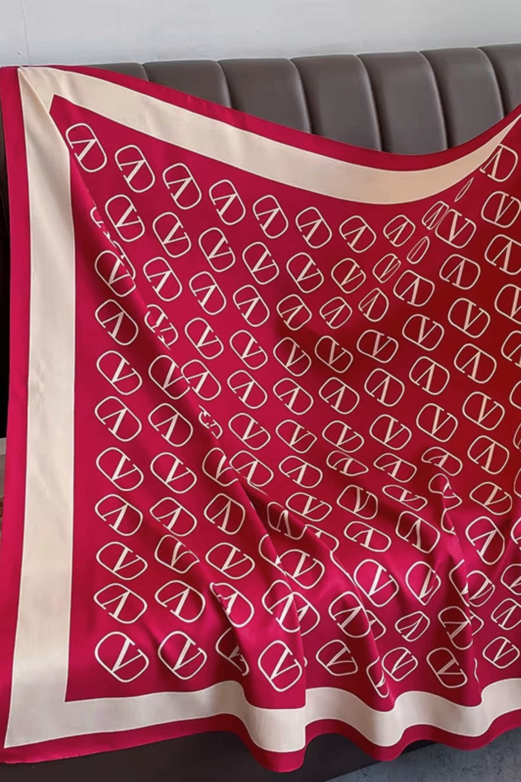 Detal apaszki „Czerwony Monogram” ukazujący gładką fakturę materiału imitującego jedwab | KAMEA | Spironik.pl