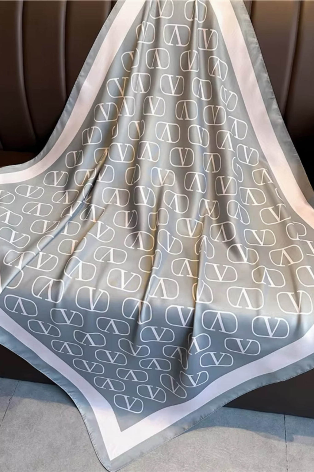 Detal apaszki „Szary Monogram” z imitacji jedwabiu, ukazujący szaro-różowy kolor i fakturę materiału | KAMEA | Spironik.pl