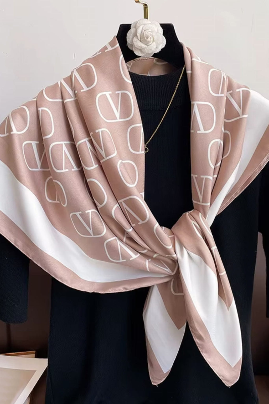 Detal apaszki „Beżowy Monogram” ukazujący delikatną fakturę materiału imitującego jedwab | KAMEA | Spironik.pl