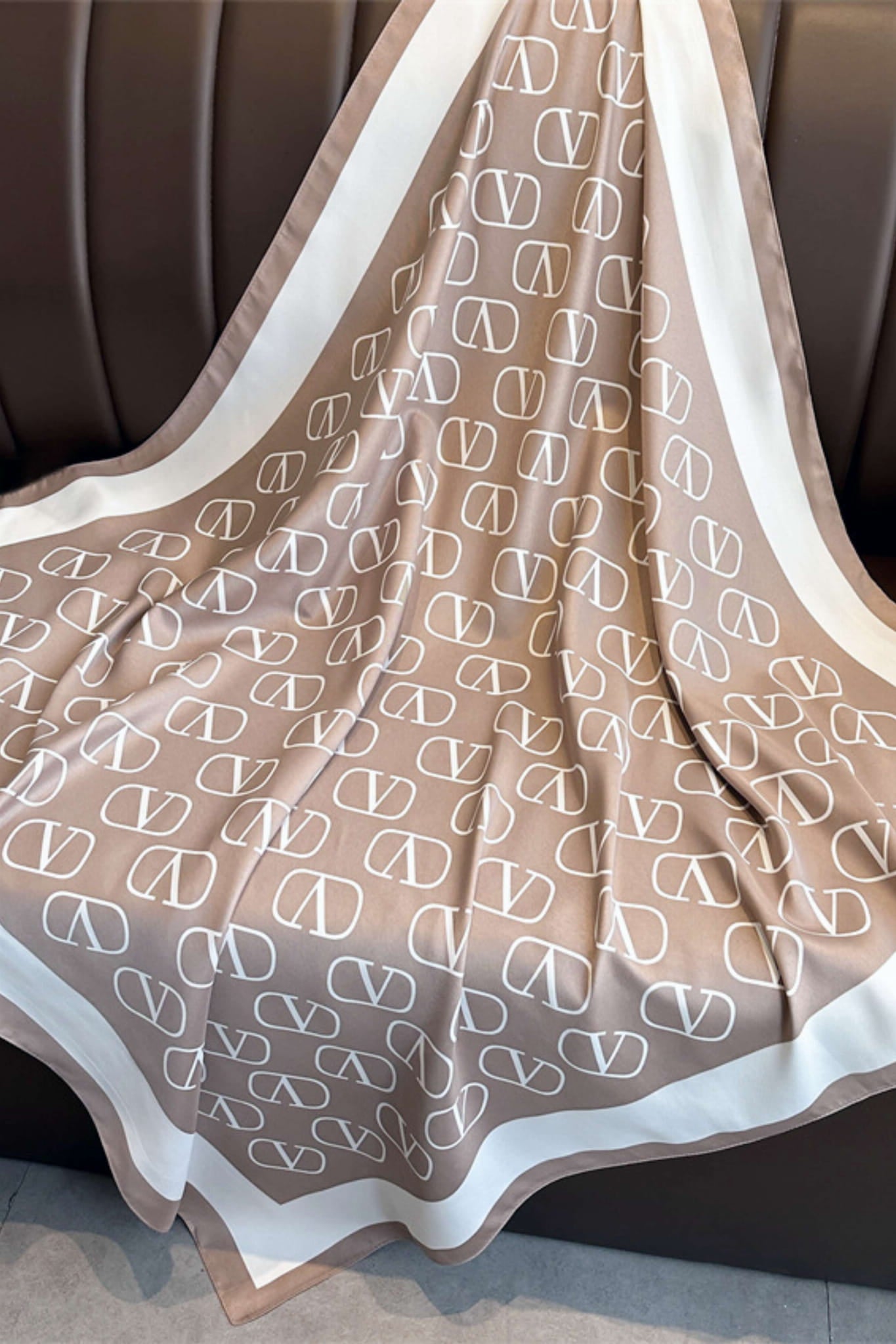 Elegancka apaszka z imitacji jedwabiu, idealna do noszenia na szyi lub jako dodatek do torebki | KAMEA | Spironik.pl