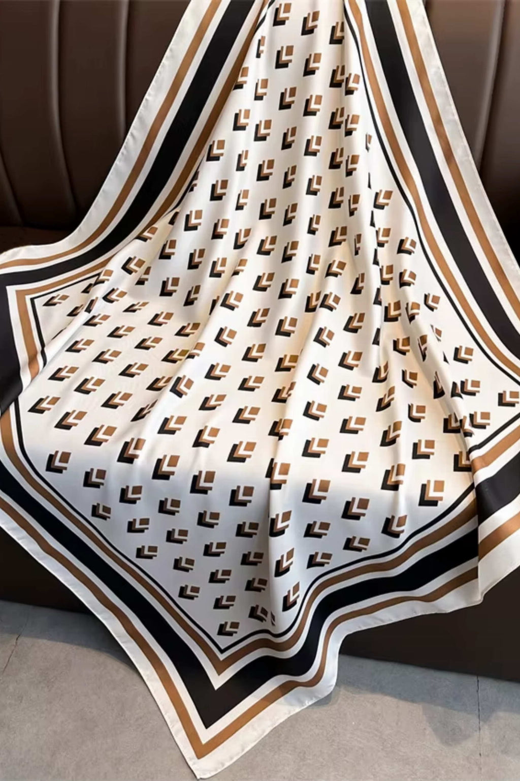 Detal apaszki z geometrycznym wzorem, ukazujący subtelne połączenie kolorów i fakturę materiału | KAMEA | Spironik.pl