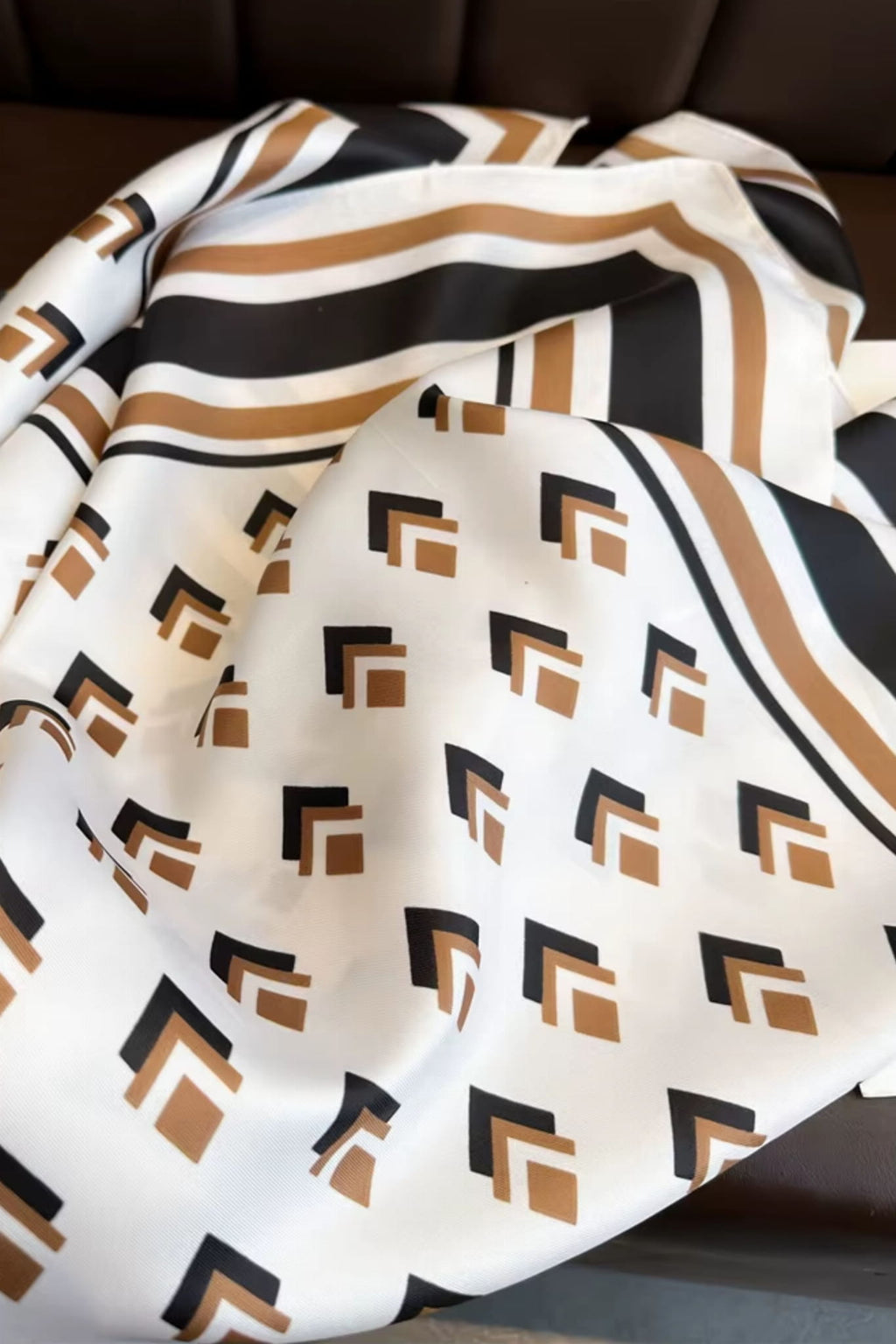 Apaszka w użyciu, stylowo zawiązana na szyi, dodająca elegancji minimalistycznej stylizacji | KAMEA | Spironik.pl