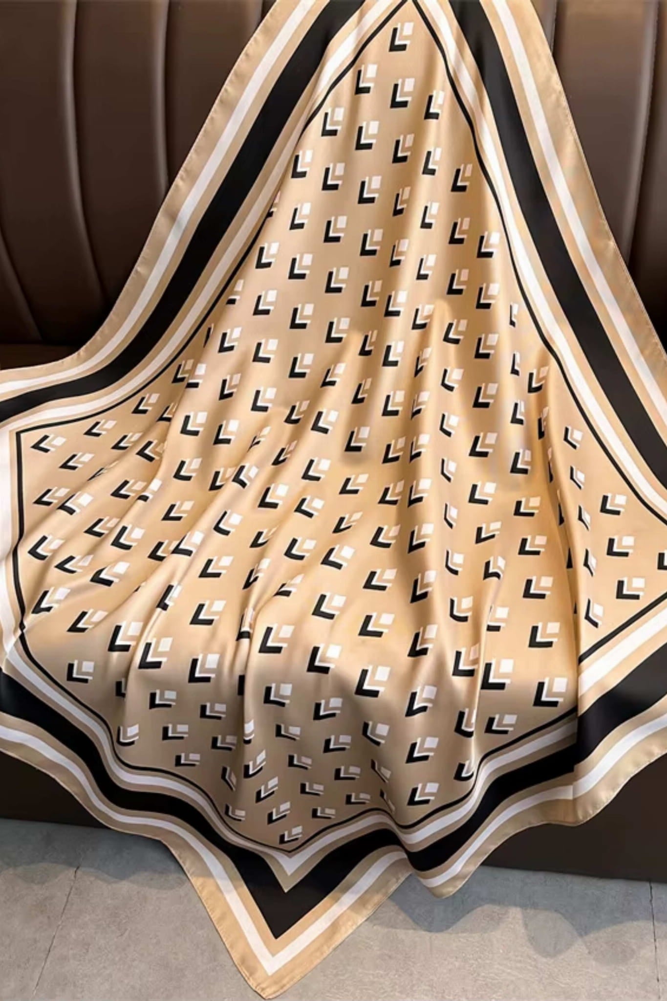 Detal apaszki z satyny, ukazujący gładką fakturę i elegancki geometryczny wzór | KAMEA | Spironik.pl