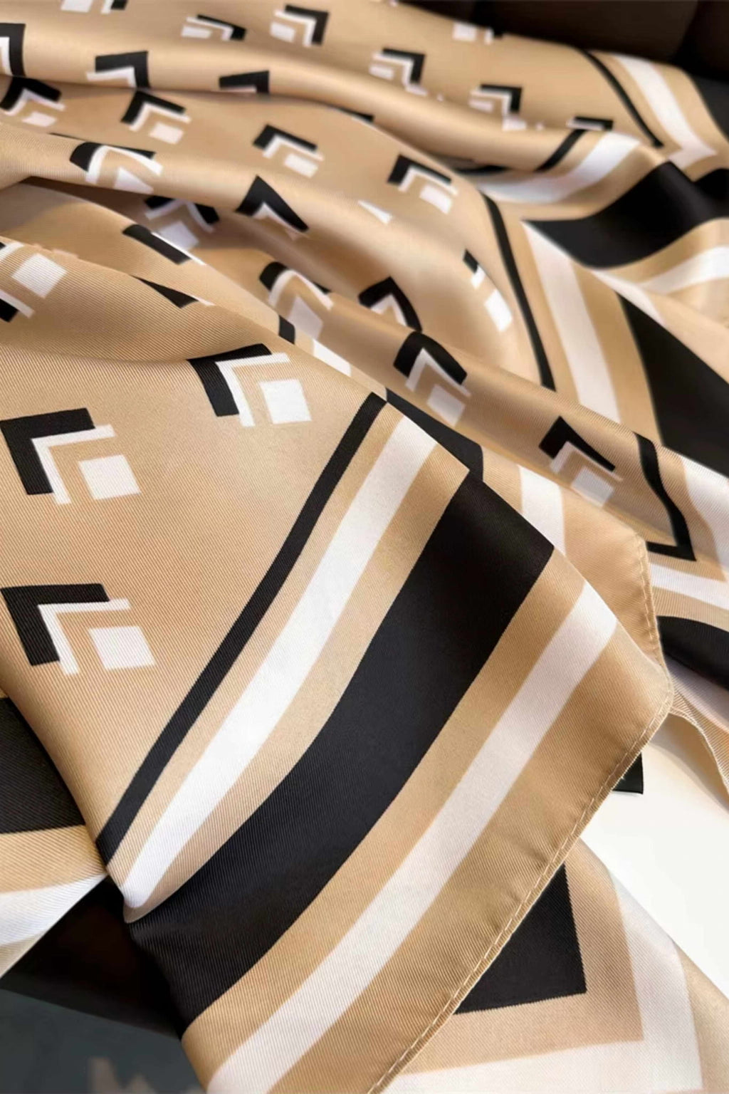 Beżowa apaszka na szyi modelki, podkreślająca elegancki styl i uniwersalność dodatku | KAMEA | Spironik.pl