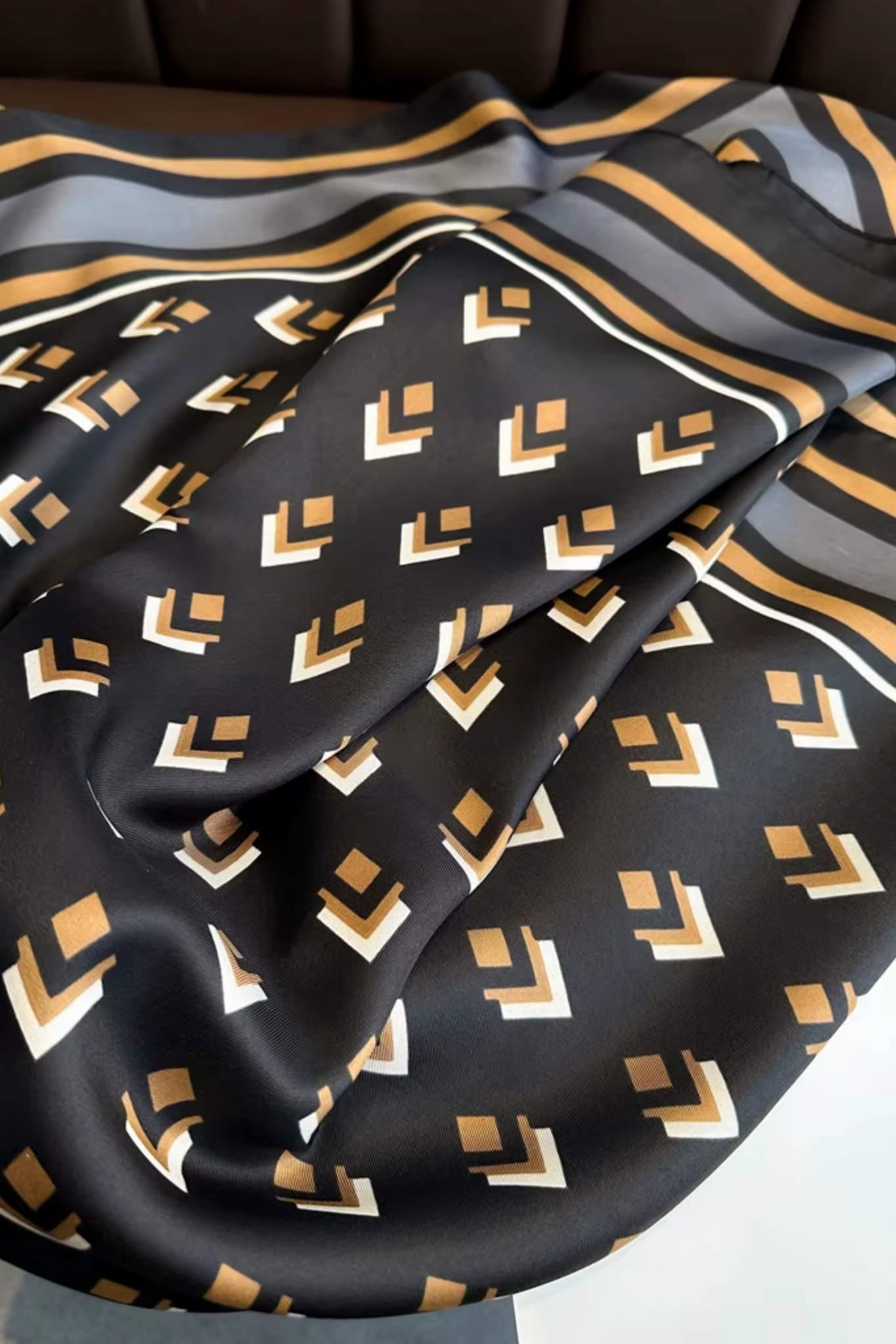 Apaszka w użyciu, stylizowana na jednobarwną bluzkę, prezentująca nowoczesny elegancki look | KAMEA | Spironik.pl