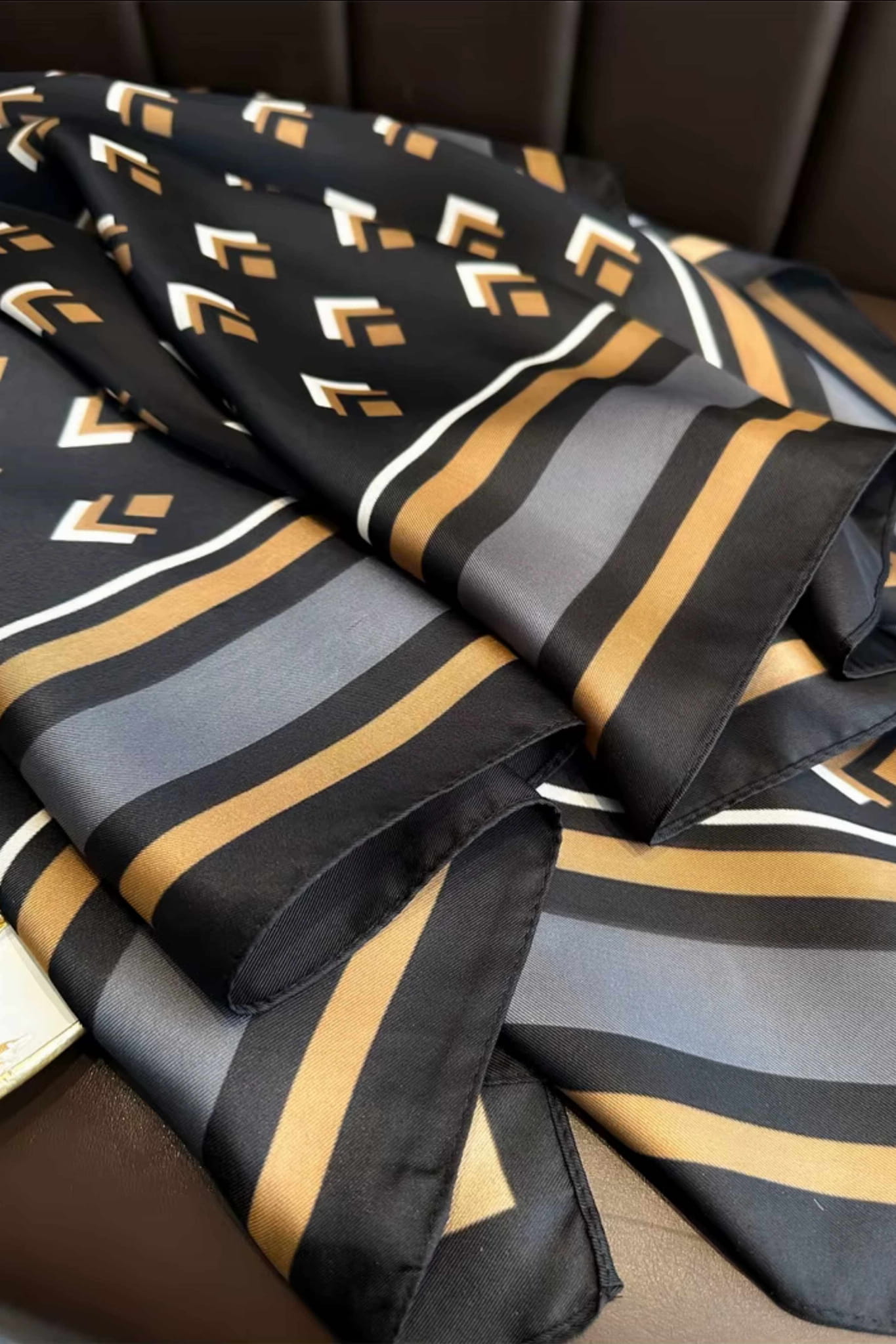 Bok apaszki z widoczną fakturą satyny, podkreślającą jej miękkość i elegancję | KAMEA | Spironik.pl