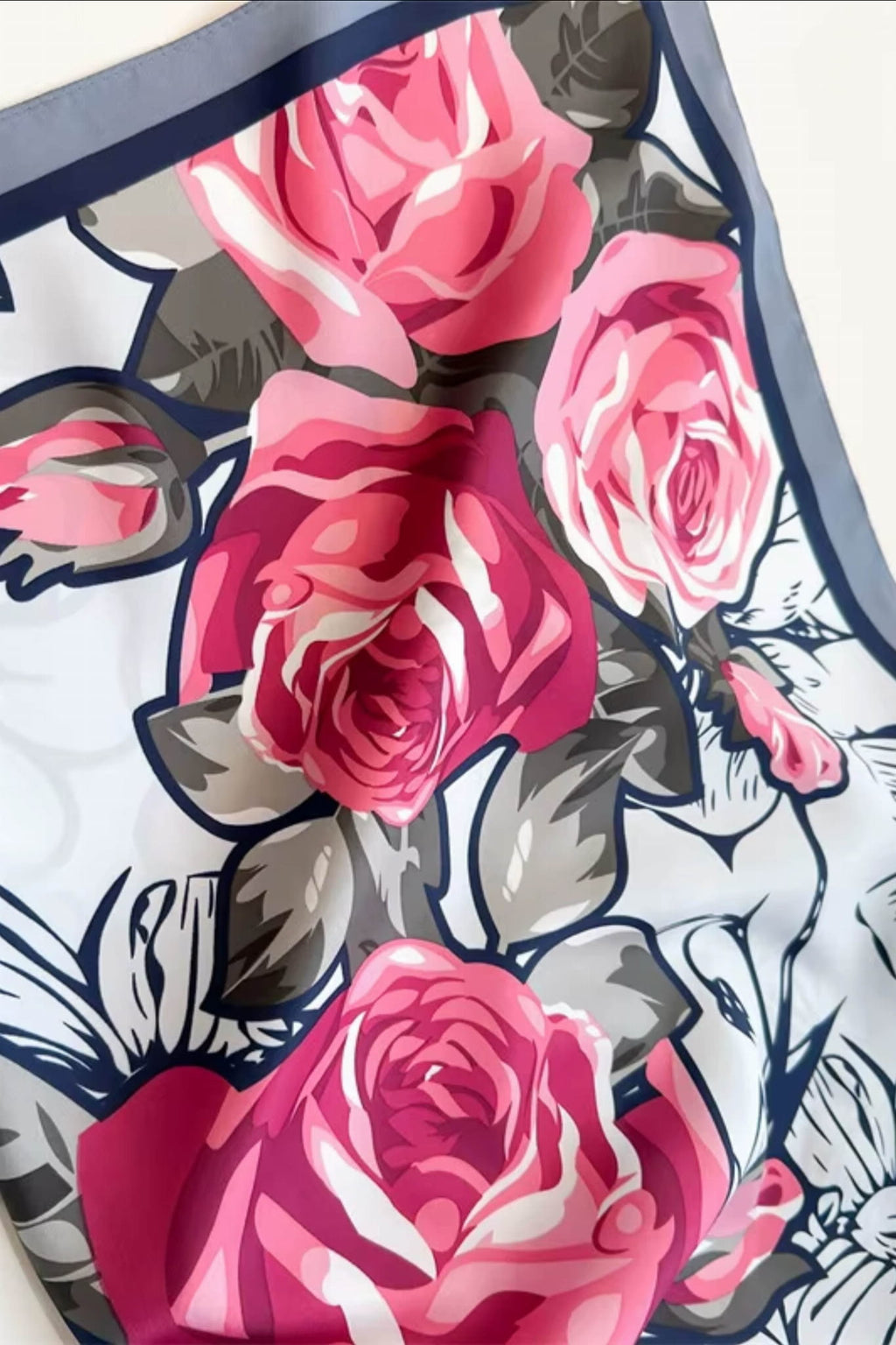 Elegancka apaszka w użyciu, noszona na szyi, dodająca romantyzmu każdej stylizacji | KAMEA | Spironik.pl