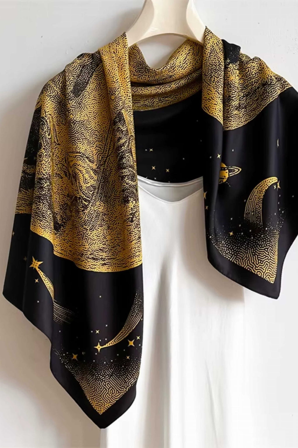 Detal apaszki „Złoty Jednorożec w Kosmosie” z imitacji jedwabiu, ukazujący galaktyczny wzór | KAMEA | Spironik.pl