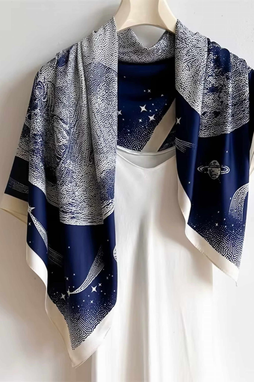 Detal apaszki damskiej 90x90 cm z imitacji jedwabiu, ukazujący majestatycznego jednorożca | KAMEA | Spironik.pl