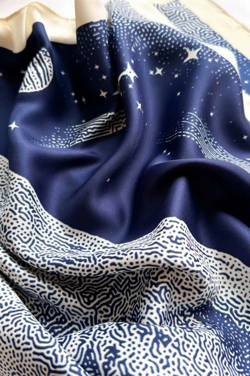 Apaszka w użyciu, stylizowana na szyi, prezentująca artystyczny motyw kosmiczny | KAMEA | Spironik.pl