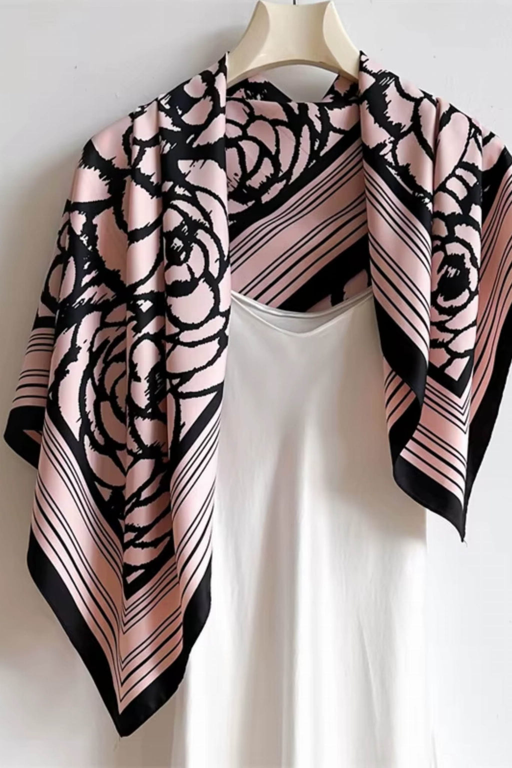 Detal apaszki „Czarne Kamelie na Pudrowym Różu” z wyraźnym motywem kwiatowym na delikatnym tle | KAMEA | Spironik.pl