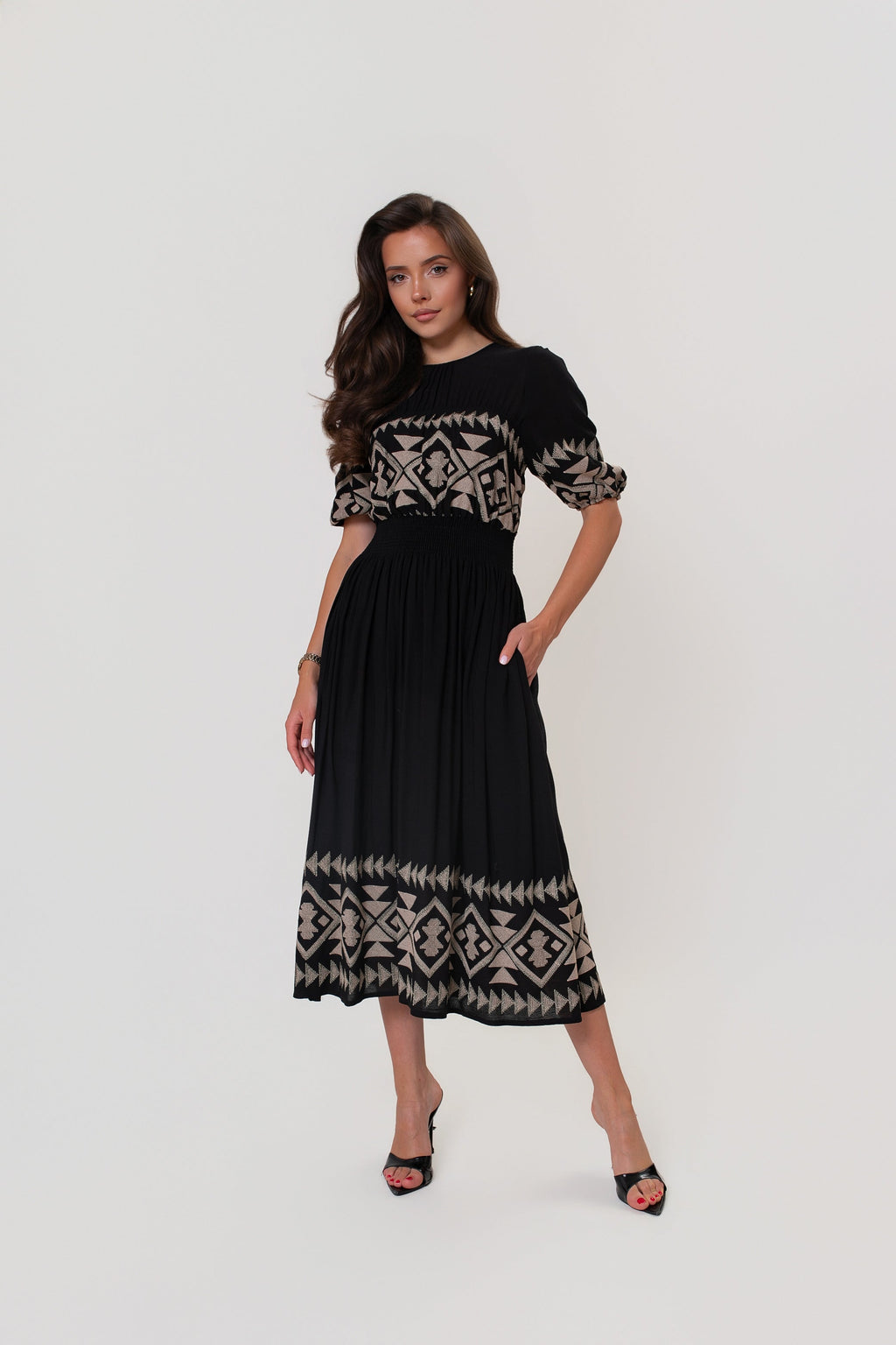 Czarna sukienka boho z haftem, bufkami na rękawach i taliowanym fasonem idealna na letnie okazje | BastetStore | Spironik.pl