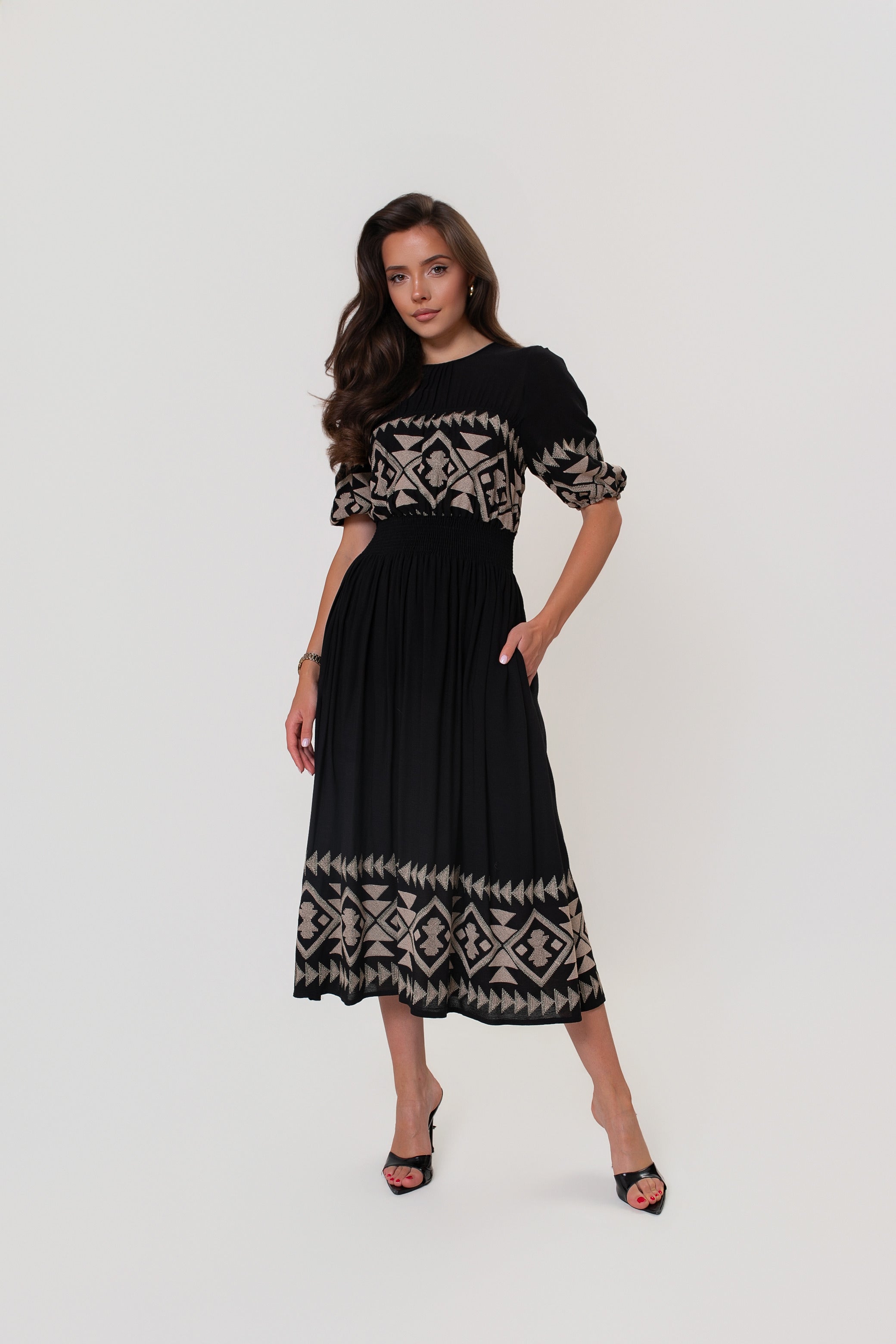 Czarna sukienka boho z haftem, bufkami na rękawach i taliowanym fasonem idealna na letnie okazje | BastetStore | Spironik.pl
