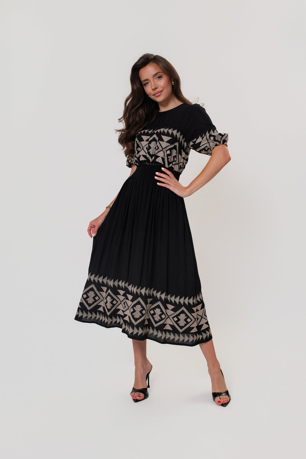 Czarna sukienka midi z haftem boho z lekkiej wiskozy z bufiastymi rękawami i elastycznym odcięciem w talii | BastetStore | Spironik.pl