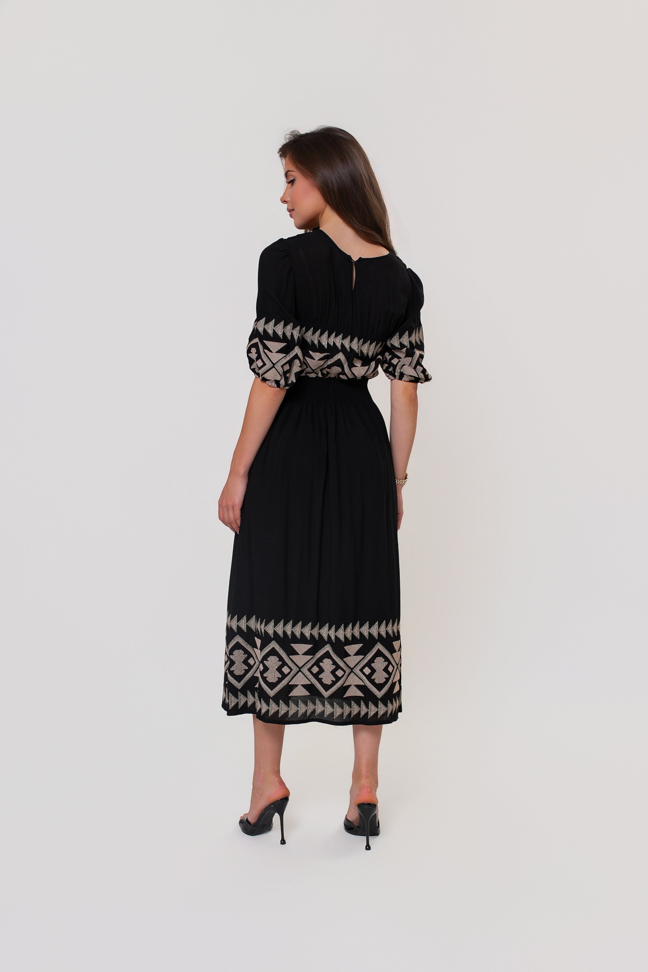 Midi sukienka z naturalnej wiskozy z bawełnianą podszewką i ozdobnymi haftami na rękawach oraz dole | BastetStore | Spironik.pl